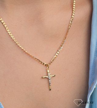 Złota zawieszka na łańcuszek krzyżyk z białym wizerunkiem Jezusa DIA-ZAW-7028-585. Złoty wisiorek krzyżyk z wizerunkiem Pana Jezusa to biżuteria sakralna, która sprawdzi się jako prezent na takie okazje jak chrzest, bierzmowanie cz (1).JPG