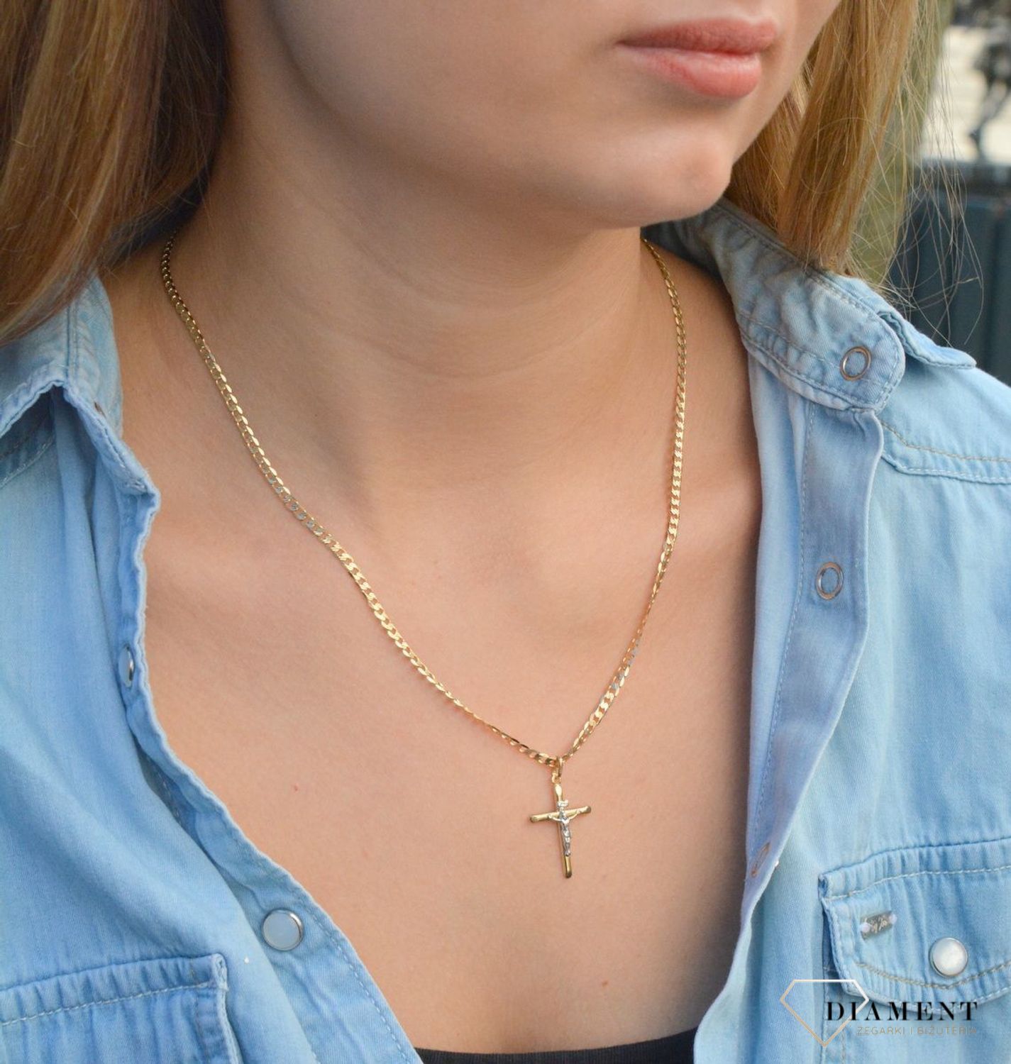 Złota zawieszka na łańcuszek krzyżyk z białym wizerunkiem Jezusa DIA-ZAW-7028-585. Złoty wisiorek krzyżyk z wizerunkiem Pana Jezusa to biżuteria sakralna, która sprawdzi się jako prezent na takie okazje jak chrzest, bierzmowan.jpg