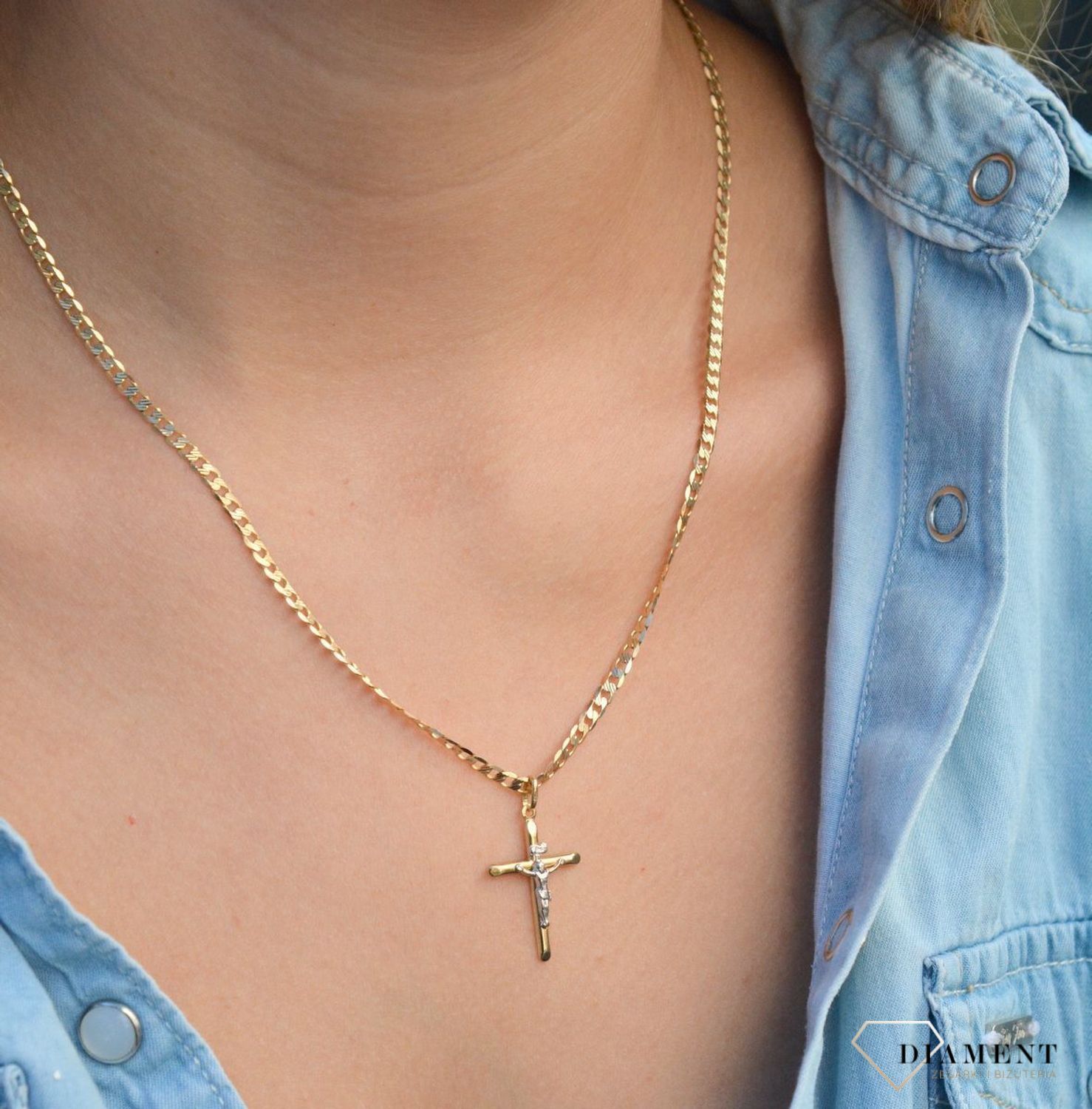 Złota zawieszka na łańcuszek krzyżyk z białym wizerunkiem Jezusa DIA-ZAW-7028-585. Złoty wisiorek krzyżyk z wizerunkiem Pana Jezusa to biżuteria sakralna, która sprawdzi się jako prezent na takie okazje jak chrzest, bierzmowan.jpg