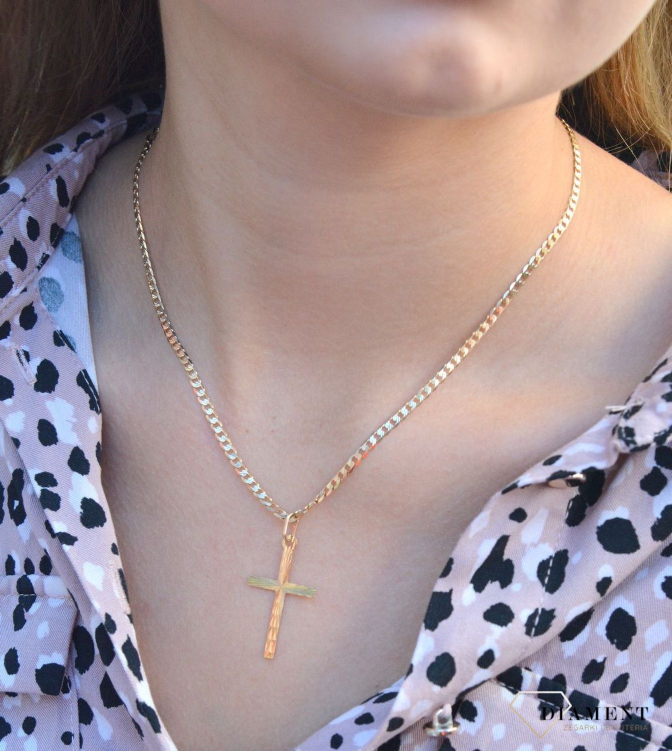 Złota zawieszka na łańcuszek krzyżyk diamentowany 3,5 cm DIA-ZAW-7029-585. Złoty wisiorek krzyżyk z wizerunkiem Pana Jezusa to biżuteria sakralna, która sprawdzi się jako prezent na takie okazje jak chrzest, bierzmowanie czy k.jpg