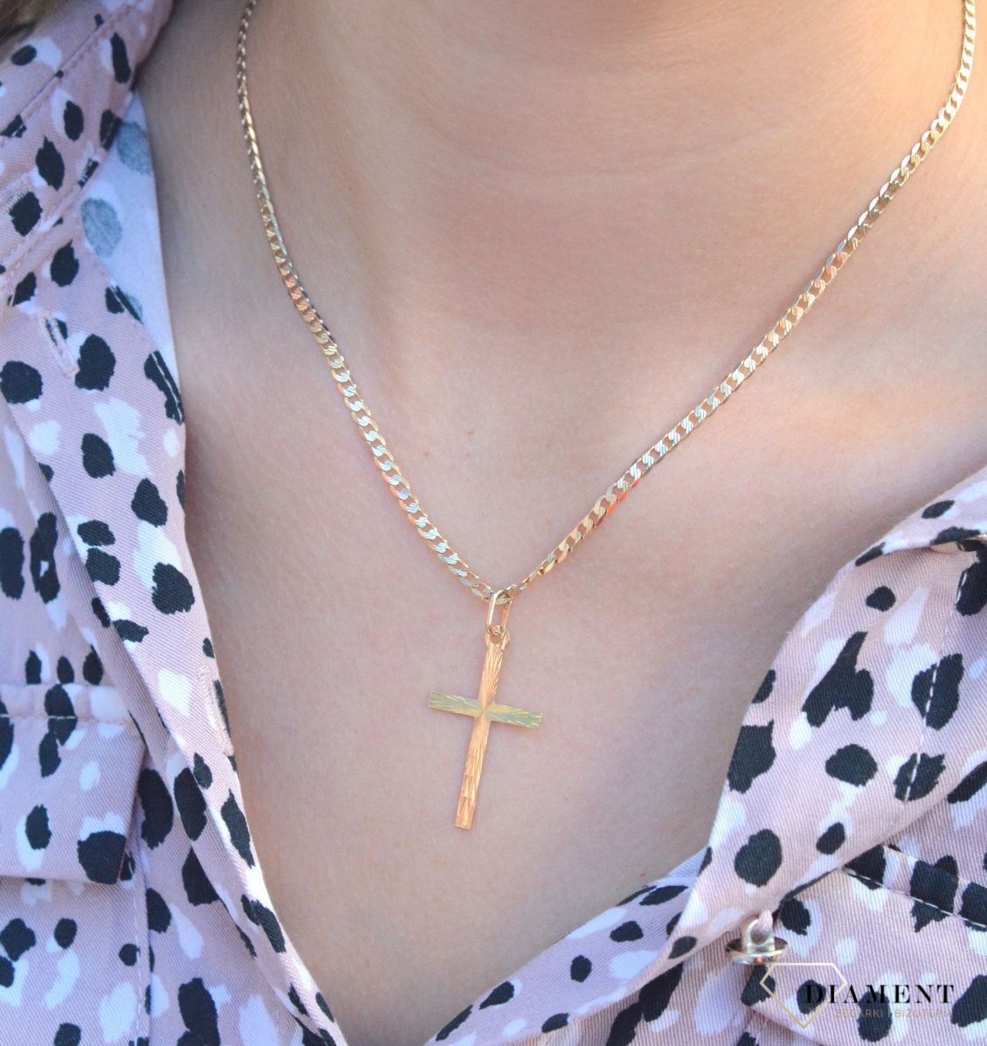 Złota zawieszka na łańcuszek krzyżyk diamentowany 3,5 cm DIA-ZAW-7029-585. Złoty wisiorek krzyżyk z wizerunkiem Pana Jezusa to biżuteria sakralna, która sprawdzi się jako prezent na takie okazje jak chrzest, bierzmowanie czy k.jpg