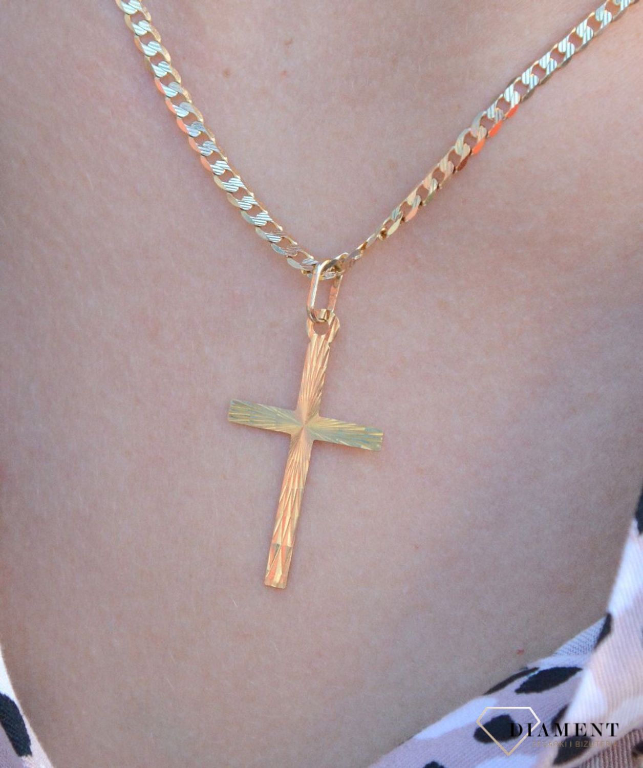 Złota zawieszka na łańcuszek krzyżyk diamentowany 3,5 cm DIA-ZAW-7029-585. Złoty wisiorek krzyżyk z wizerunkiem Pana Jezusa to biżuteria sakralna, która sprawdzi się jako prezent na takie okazje jak chrzest, bierzmowanie czy k.jpg