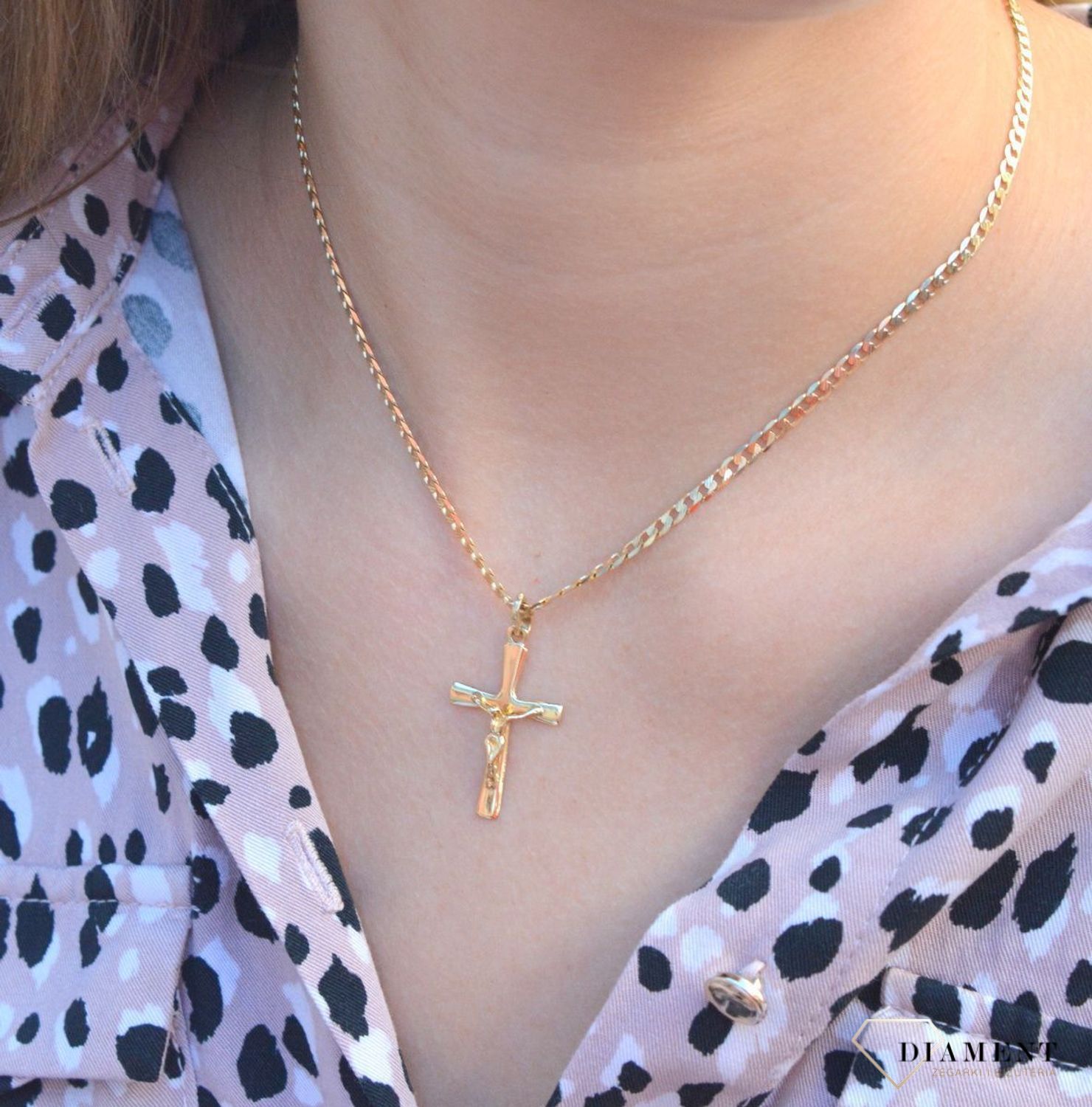 Złota zawieszka na łańcuszek krzyżyk ze złotym wizerunkiem w połysku DIA-ZAW-7030-585. Złoty wisiorek krzyżyk to biżuteria sakralna, która sprawdzi się jako prezent na takie okazje jak chrzest, bierzmowanie czy komunia..jpg