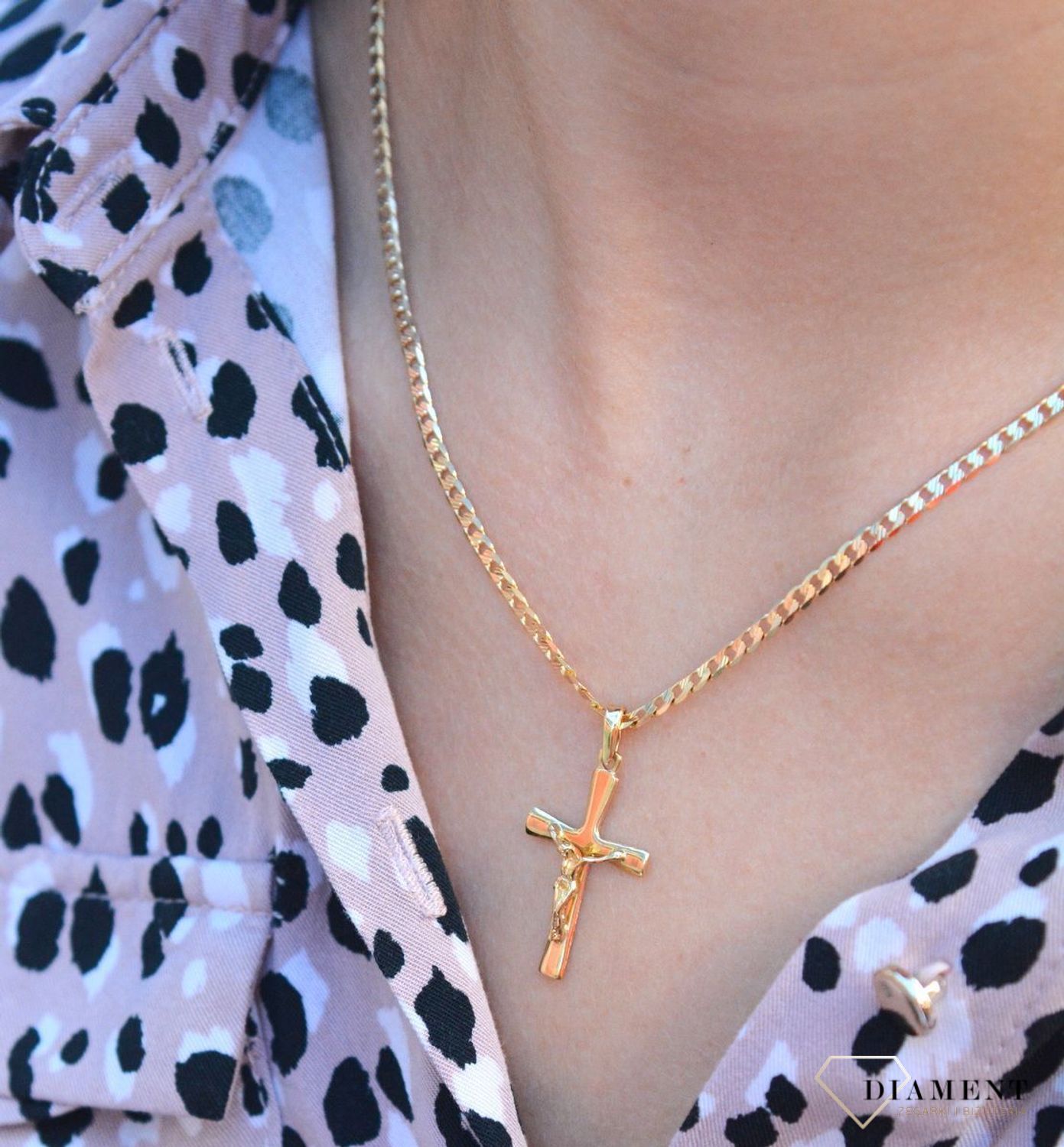 Złota zawieszka na łańcuszek krzyżyk ze złotym wizerunkiem w połysku DIA-ZAW-7030-585. Złoty wisiorek krzyżyk to biżuteria sakralna, która sprawdzi się jako prezent na takie okazje jak chrzest, bierzmowanie czy komunia..jpg