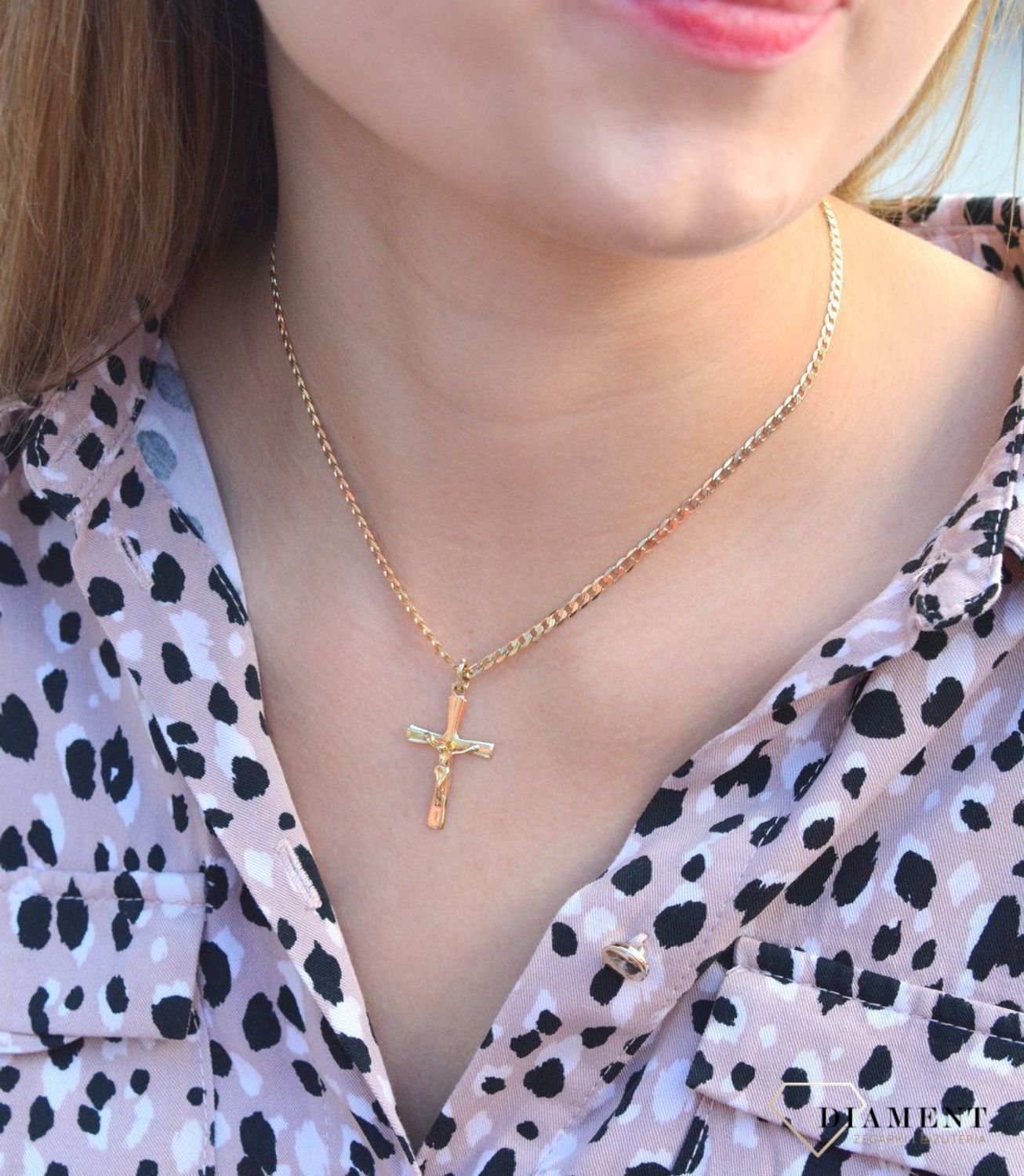 Złota zawieszka na łańcuszek krzyżyk ze złotym wizerunkiem w połysku DIA-ZAW-7030-585. Złoty wisiorek krzyżyk to biżuteria sakralna, która sprawdzi się jako prezent na takie okazje jak chrzest, bierzmowanie czy komunia..jpg