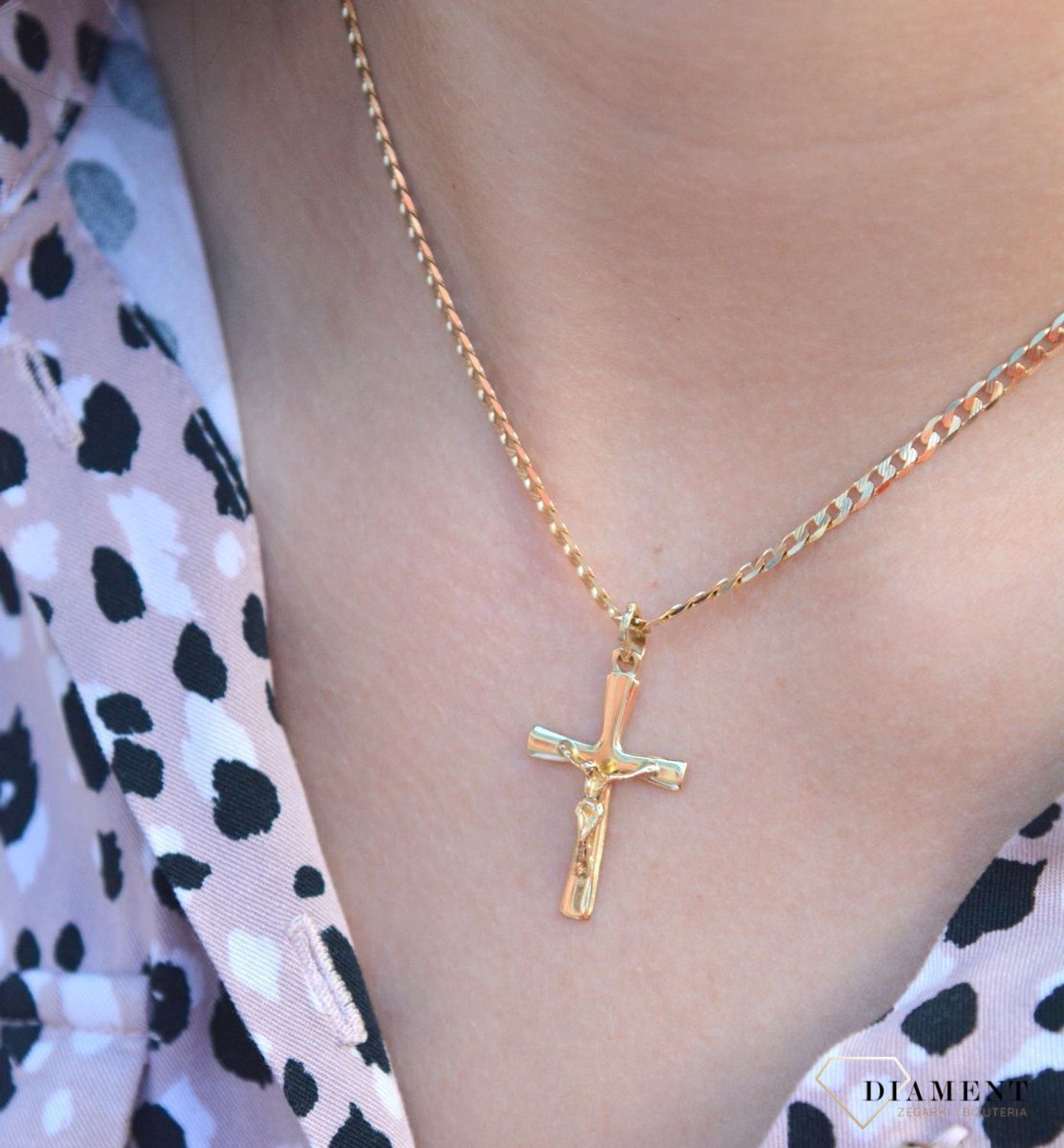 Złota zawieszka na łańcuszek krzyżyk ze złotym wizerunkiem w połysku DIA-ZAW-7030-585. Złoty wisiorek krzyżyk to biżuteria sakralna, która sprawdzi się jako prezent na takie okazje jak chrzest, bierzmowanie czy komunia..jpg