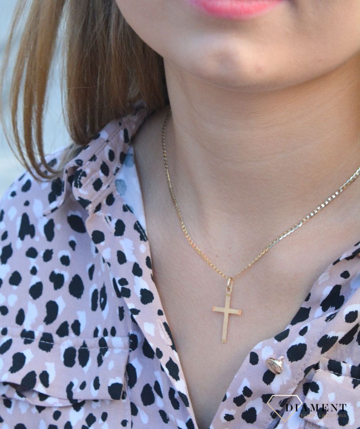 Złota zawieszka na łańcuszek krzyżyk matowy ze zdobieniami DIA-ZAW-7031-585. Złoty wisiorek krzyżyk to biżuteria sakralna, która sprawdzi się jako prezent na takie okazje jak chrzest, bierzmowanie czy komunia..jpg