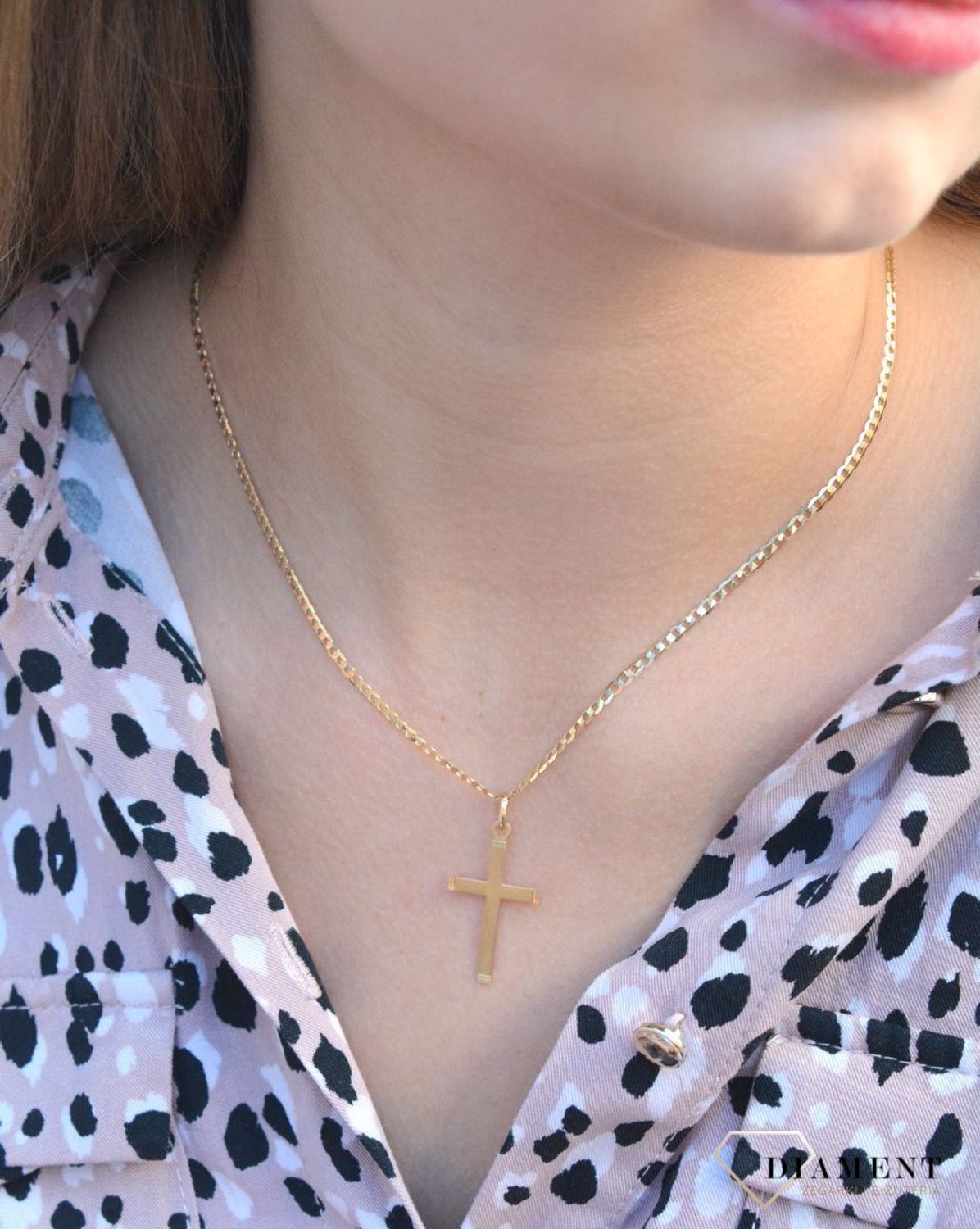 Złota zawieszka na łańcuszek krzyżyk matowy ze zdobieniami DIA-ZAW-7031-585. Złoty wisiorek krzyżyk to biżuteria sakralna, która sprawdzi się jako prezent na takie okazje jak chrzest, bierzmowanie czy komunia..jpg