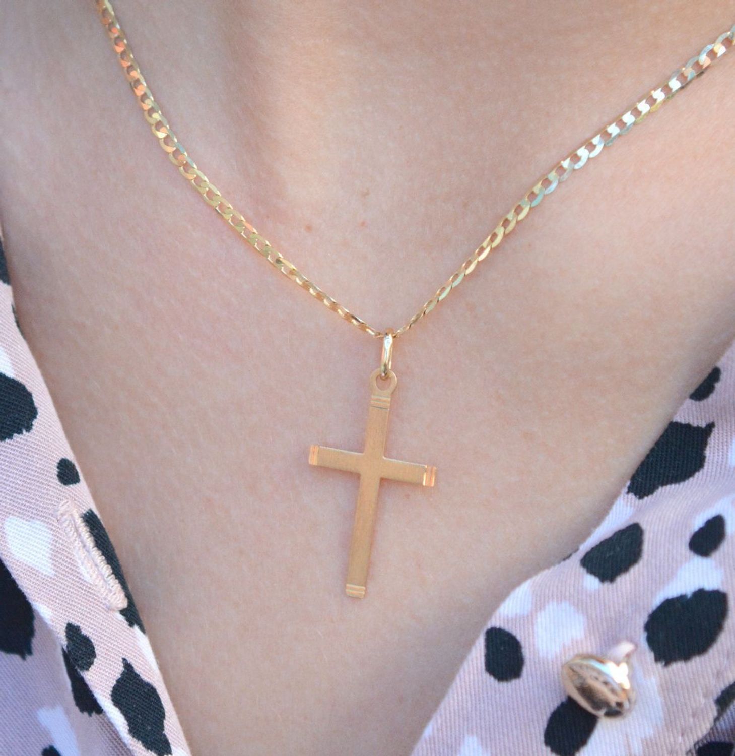 Złota zawieszka na łańcuszek krzyżyk matowy ze zdobieniami DIA-ZAW-7031-585. Złoty wisiorek krzyżyk to biżuteria sakralna, która sprawdzi się jako prezent na takie okazje jak chrzest, bierzmowanie czy komunia..jpg