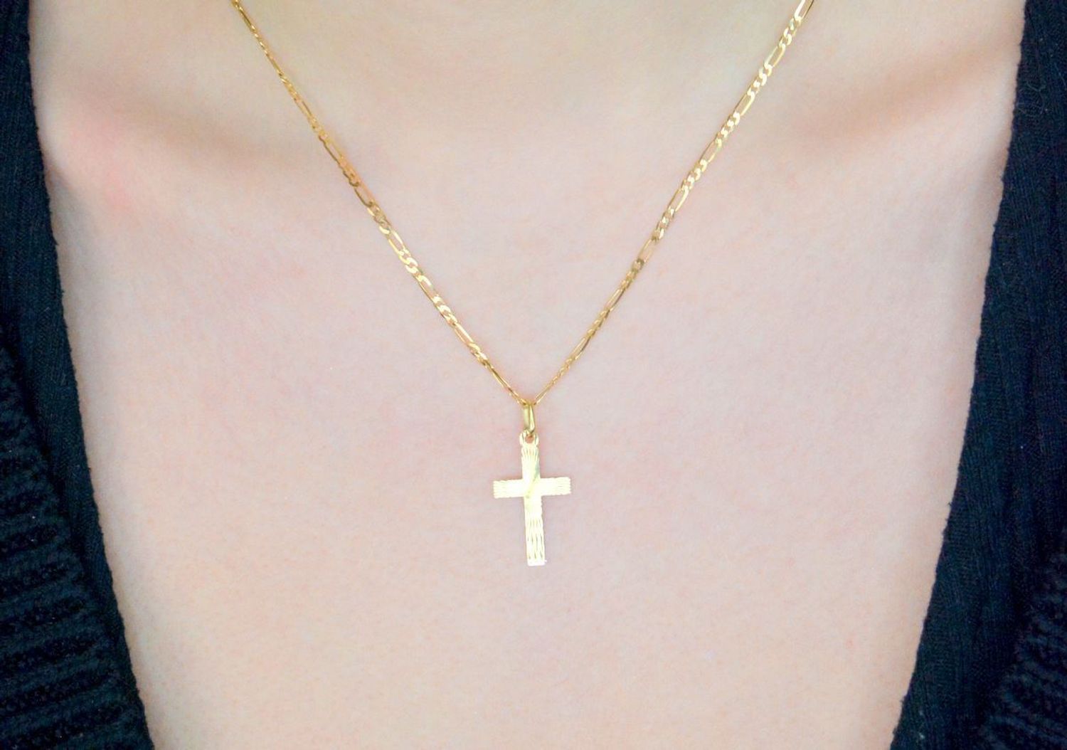 Złota zawieszka gładki krzyż z ozdobnym grawerowaniem DIA-ZAW-7032-585. Złoty krzyżyk 585 dwustronny gładki i grawerowany. Złoty krzyżyk idealny prezent na komunię i chrzest.1.jpg