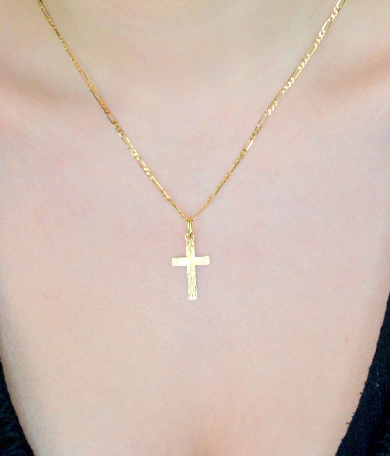 Złota zawieszka gładki krzyż z ozdobnym grawerowaniem DIA-ZAW-7032-585. Złoty krzyżyk 585 dwustronny gładki i grawerowany. Złoty krzyżyk idealny prezent na komunię i chrzest.1.jpg