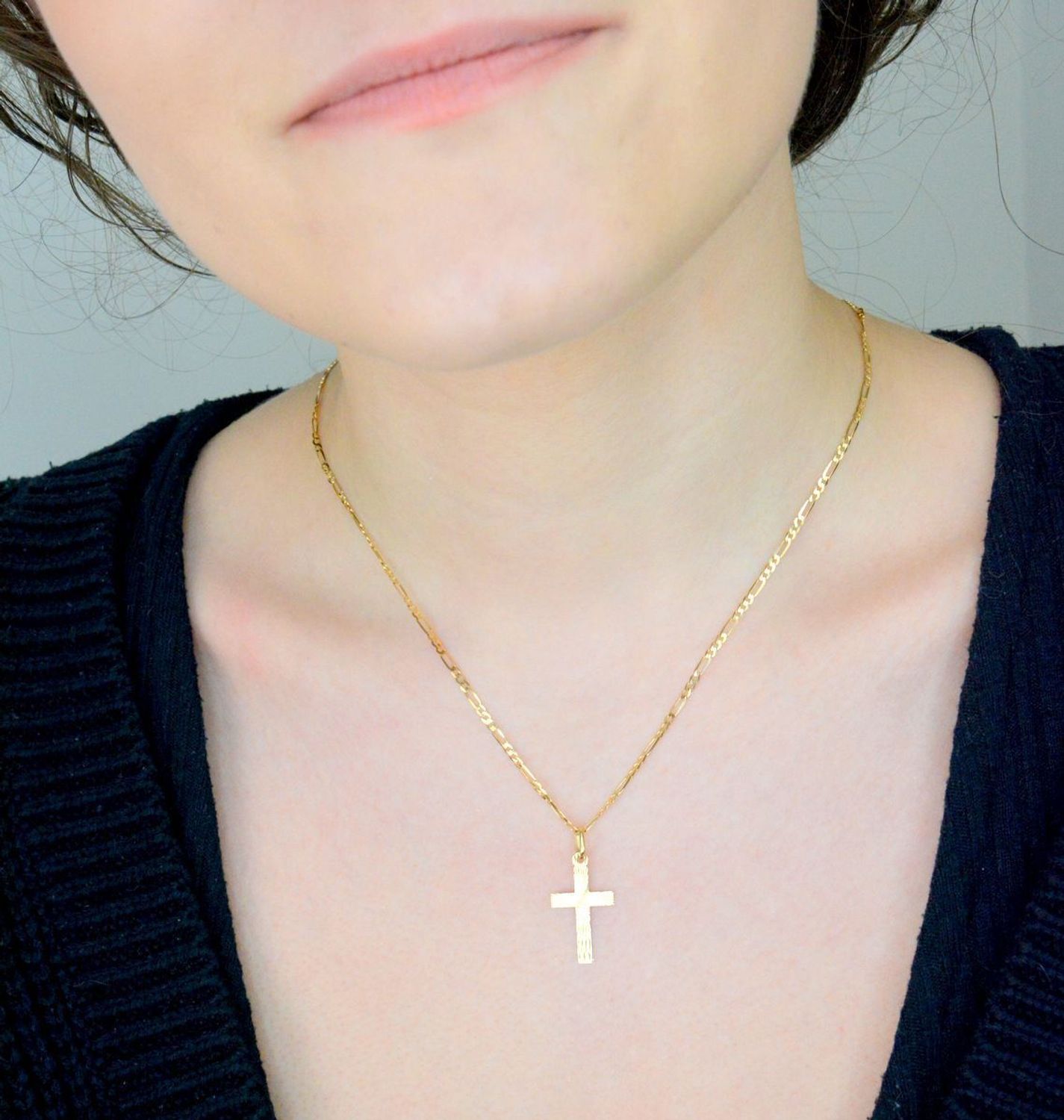 Złota zawieszka gładki krzyż z ozdobnym grawerowaniem DIA-ZAW-7032-585. Złoty krzyżyk 585 dwustronny gładki i grawerowany. Złoty krzyżyk idealny prezent na komunię i chrzest.1.jpg