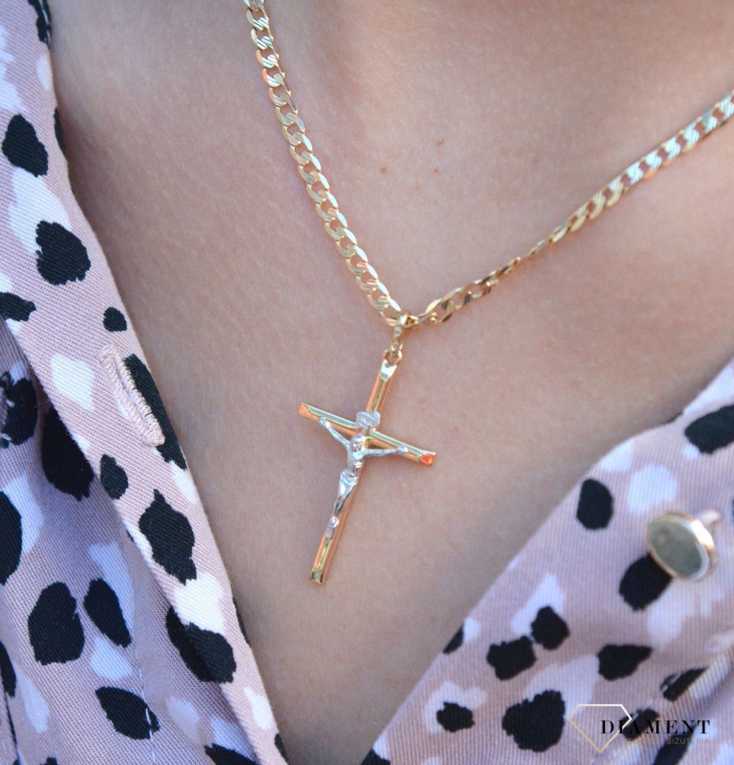 Złota zawieszka na łańcuszek krzyżyk z białym wizerunkiem Jezusa DIA-ZAW-7033-585. Złoty wisiorek krzyżyk z wizerunkiem Pana Jezusa to biżuteria sakralna, która sprawdzi się jako prezent na takie okazje jak chrzest, bierzmowan.jpg