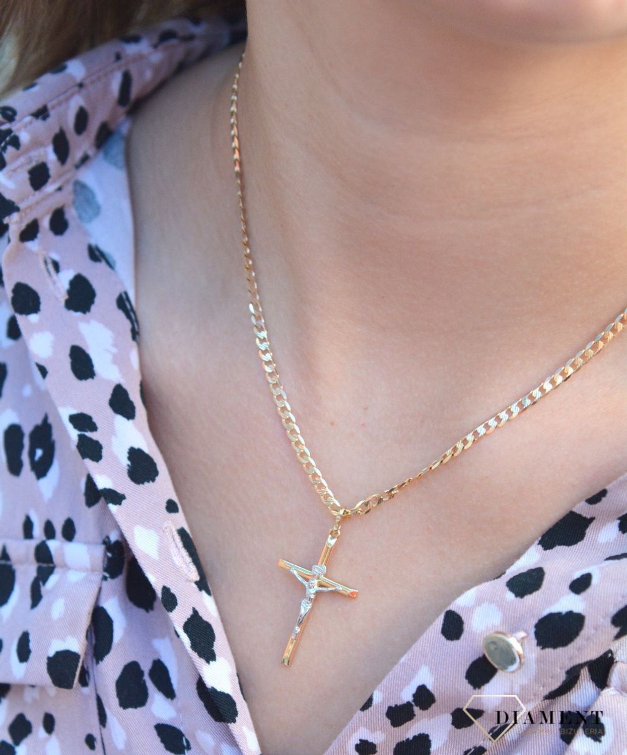 Złota zawieszka na łańcuszek krzyżyk z białym wizerunkiem Jezusa DIA-ZAW-7033-585. Złoty wisiorek krzyżyk z wizerunkiem Pana Jezusa to biżuteria sakralna, która sprawdzi się jako prezent na takie okazje jak chrzest, bierzmowan.jpg