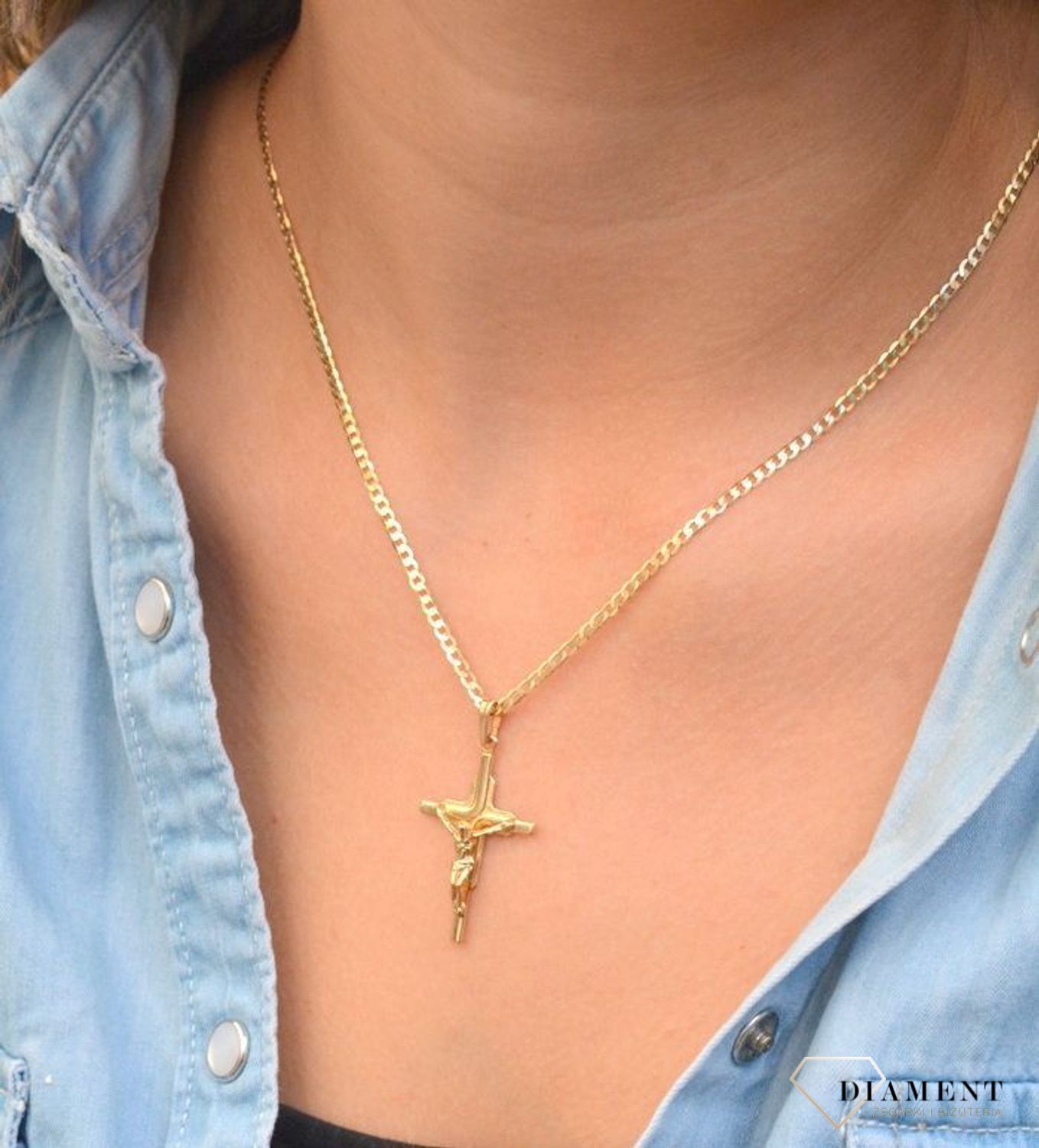 Złota zawieszka na łańcuszek krzyżyk ze złotym wizerunkiem 3,4 cm DIA-ZAW-7034-585. Złoty wisiorek krzyżyk z wizerunkiem Pana Jezusa to biżuteria sakralna, która sprawdzi się jako prezent na takie okazje jak chrzest, bierzmowa.jpg