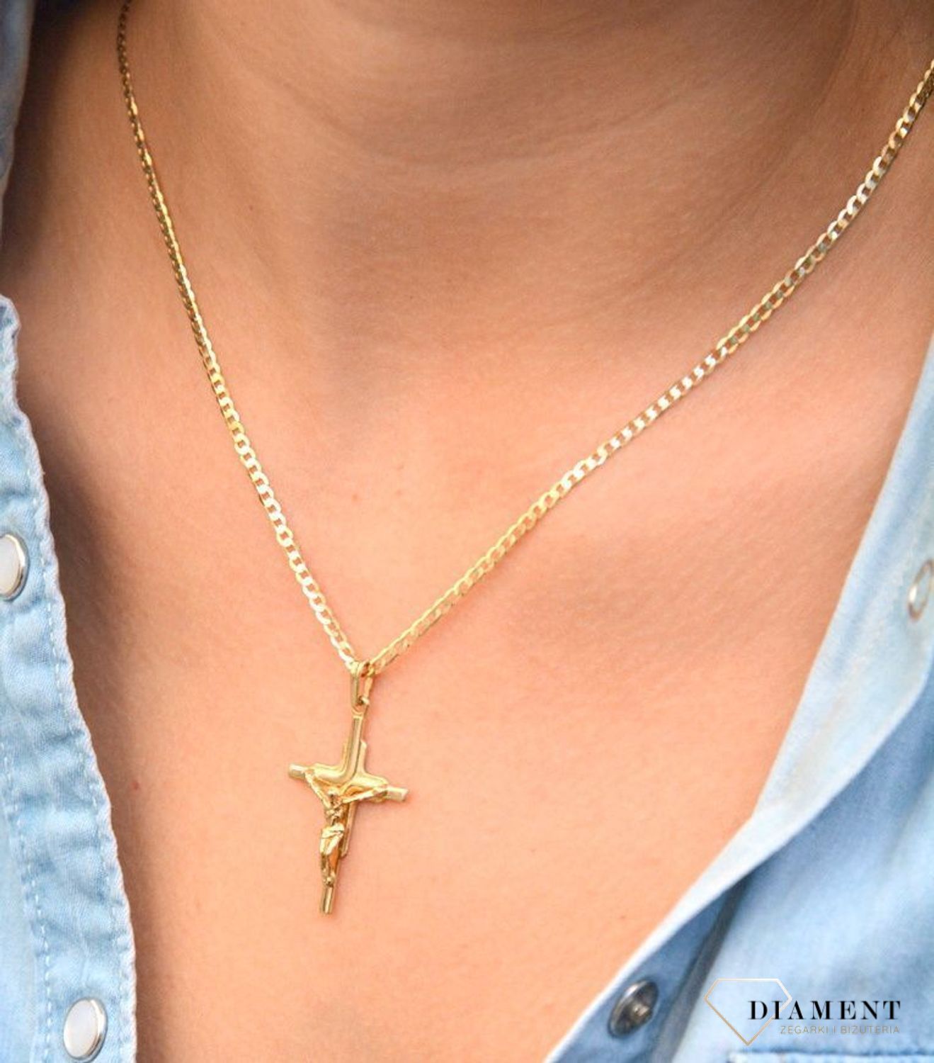 Złota zawieszka na łańcuszek krzyżyk ze złotym wizerunkiem 3,4 cm DIA-ZAW-7034-585. Złoty wisiorek krzyżyk z wizerunkiem Pana Jezusa to biżuteria sakralna, która sprawdzi się jako prezent na takie okazje jak chrzest, bierzmowa.jpg