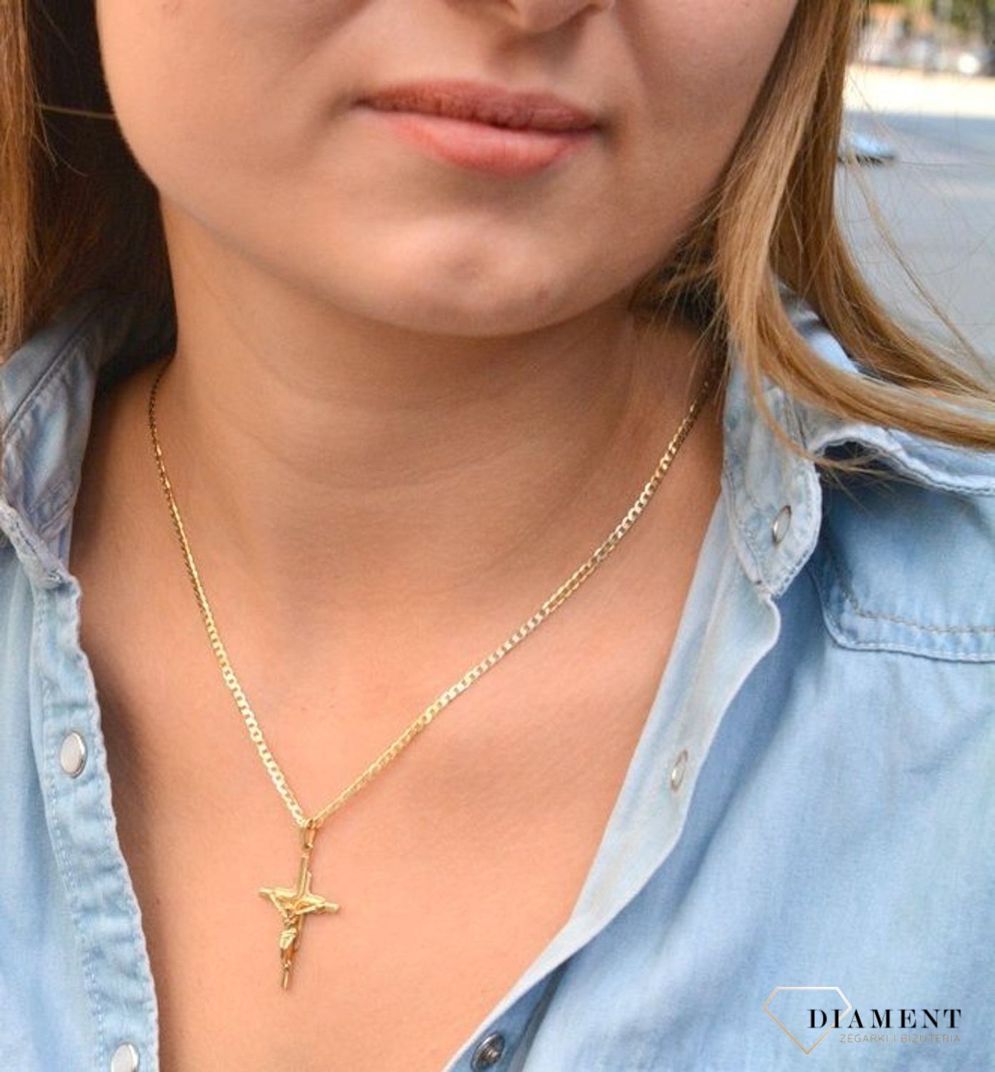 Złota zawieszka na łańcuszek krzyżyk ze złotym wizerunkiem 3,4 cm DIA-ZAW-7034-585. Złoty wisiorek krzyżyk z wizerunkiem Pana Jezusa to biżuteria sakralna, która sprawdzi się jako prezent na takie okazje jak chrzest, bierzmowa.jpg