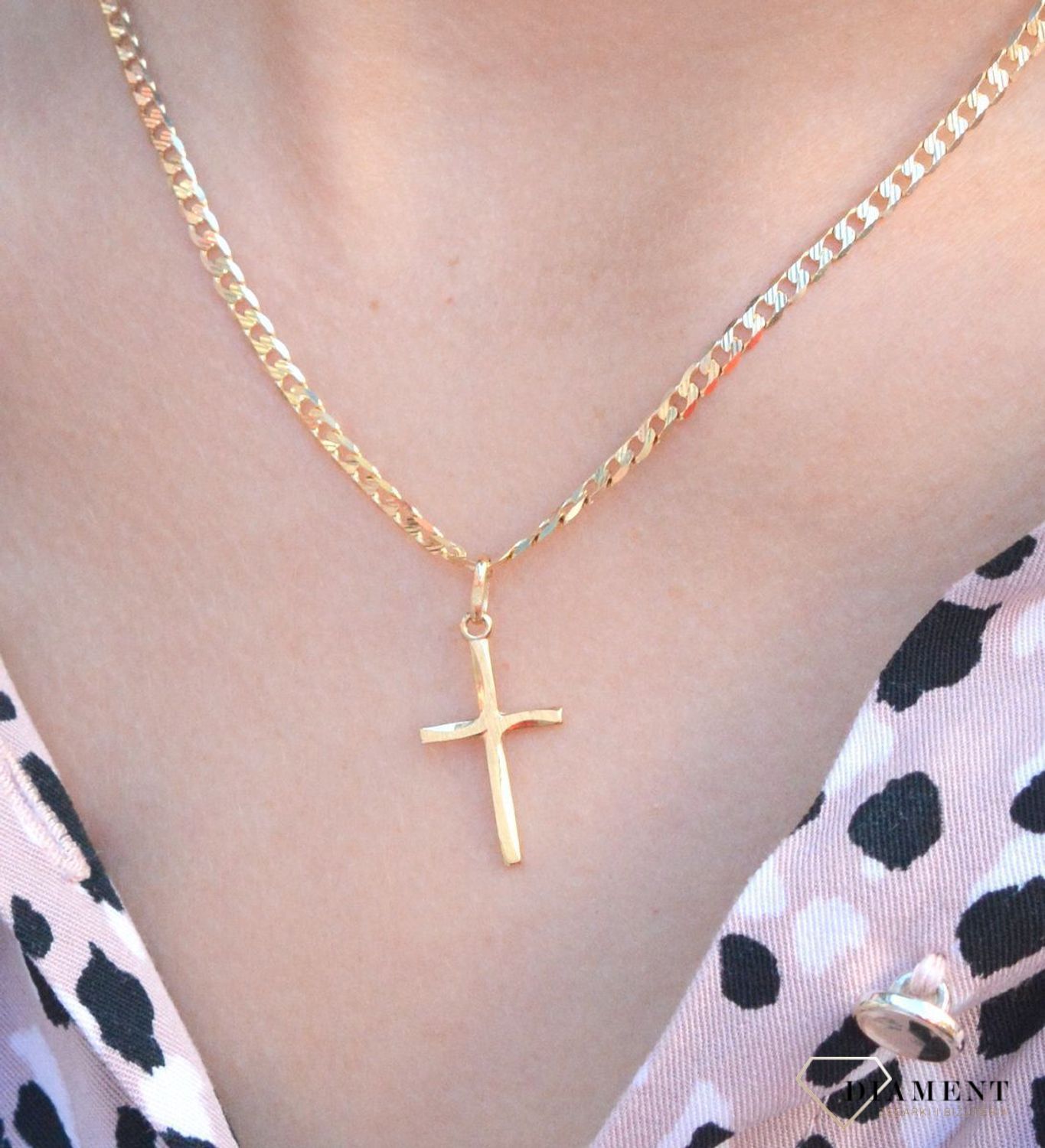 Złota zawieszka na łańcuszek krzyżyk matowy ozdobny DIA-ZAW-7037-585. Złoty wisiorek krzyżyk to biżuteria sakralna, która sprawdzi się jako prezent na takie okazje jak chrzest, bierzmowanie czy komunia..jpg