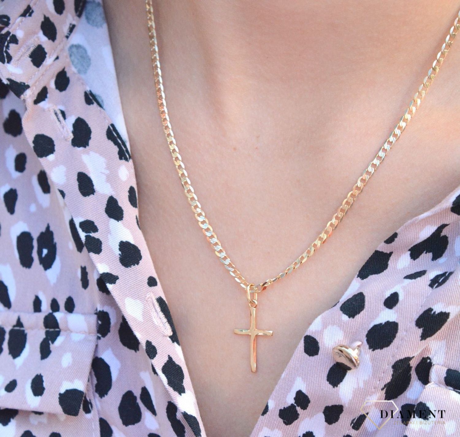 Złota zawieszka na łańcuszek krzyżyk matowy ozdobny DIA-ZAW-7037-585. Złoty wisiorek krzyżyk to biżuteria sakralna, która sprawdzi się jako prezent na takie okazje jak chrzest, bierzmowanie czy komunia..jpg