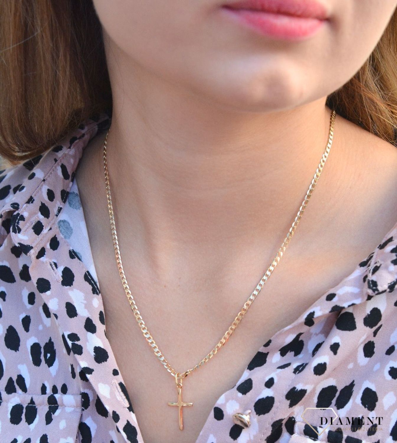 Złota zawieszka na łańcuszek krzyżyk matowy ozdobny DIA-ZAW-7037-585. Złoty wisiorek krzyżyk to biżuteria sakralna, która sprawdzi się jako prezent na takie okazje jak chrzest, bierzmowanie czy komunia..jpg