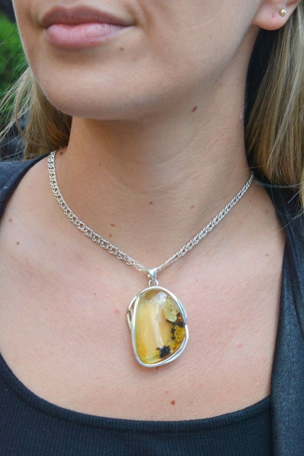 Zawieszka srebrna z bursztynem DIA-ZAW-7045-925. Bursztyn wprawiono w najwyższej jakości srebro o próbie 925, kruszec od wielu setek lat symbolizujący głębię emocjonalną, duchowość i żeńską energię.jpg