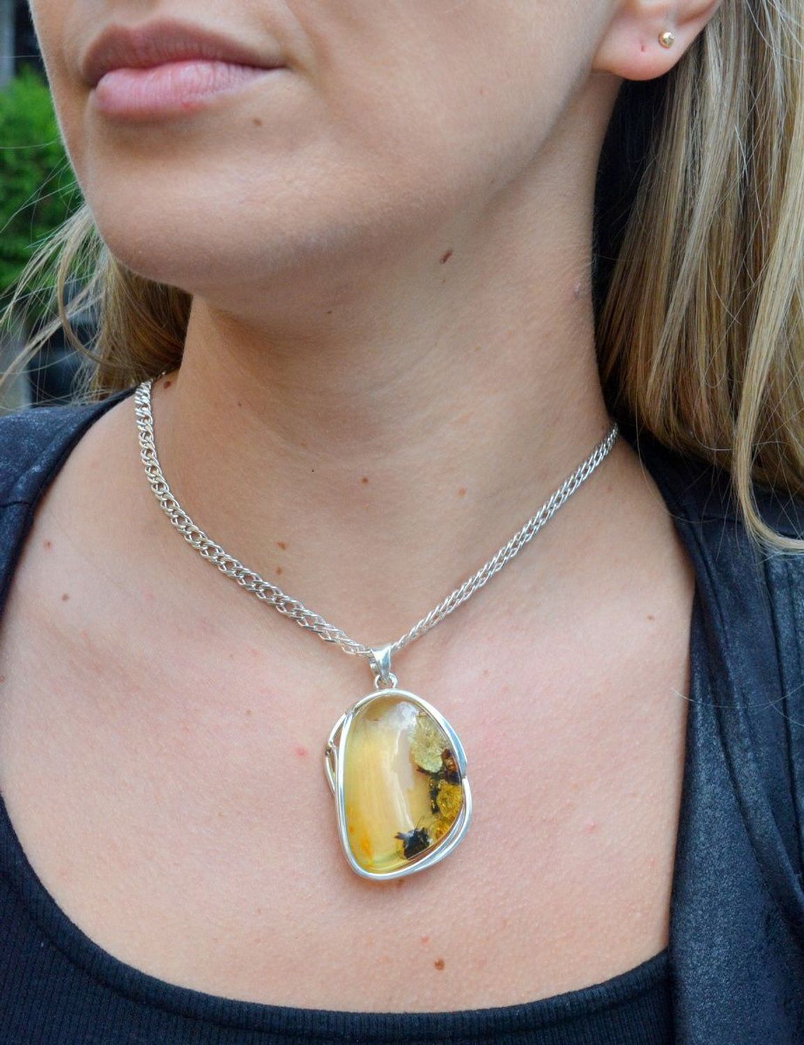 Zawieszka srebrna z bursztynem DIA-ZAW-7045-925. Bursztyn wprawiono w najwyższej jakości srebro o próbie 925, kruszec od wielu setek lat symbolizujący głębię emocjonalną, duchowość i żeńską energię.jpg