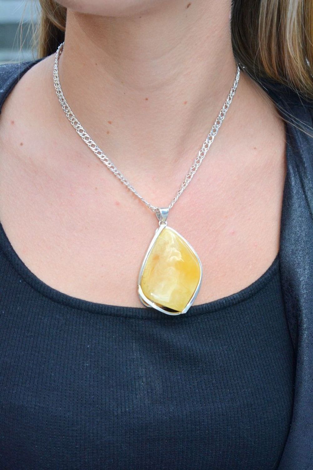 Zawieszka srebrna z mlecznym bursztynem DIA-ZAW-7046-925. Bursztyn wprawiono w najwyższej jakości srebro o próbie 925, kruszec od wielu setek lat symbolizujący głębię emocjonalną, duchowość i żeńską energię.jpg