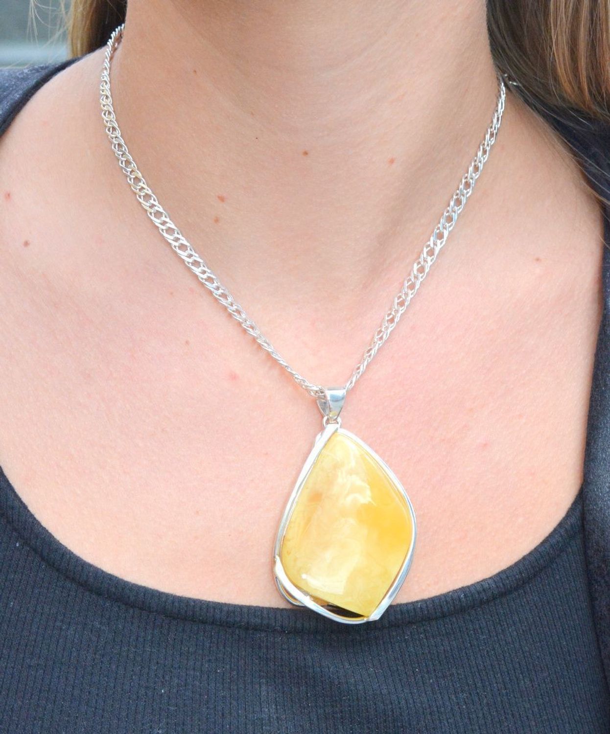 Zawieszka srebrna z mlecznym bursztynem DIA-ZAW-7046-925. Bursztyn wprawiono w najwyższej jakości srebro o próbie 925, kruszec od wielu setek lat symbolizujący głębię emocjonalną, duchowość i żeńską energię.jpg