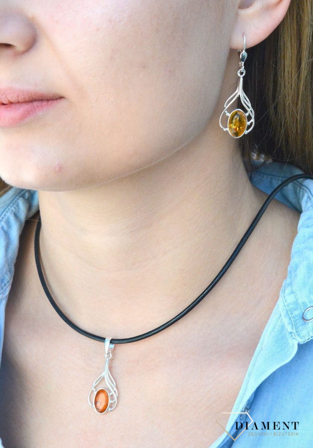 Zawieszka srebrna z owalnym bursztynem bałtyckim DIA-ZAW-7082-925. Srebrna zawieszka do łańcuszka. Zawieszka srebrna z owalnym bursztynem.  Zawieszka z bursztynem. Srebrna zawieszka z kolorowymi bursztynami. Zawieszka na preze.jpg