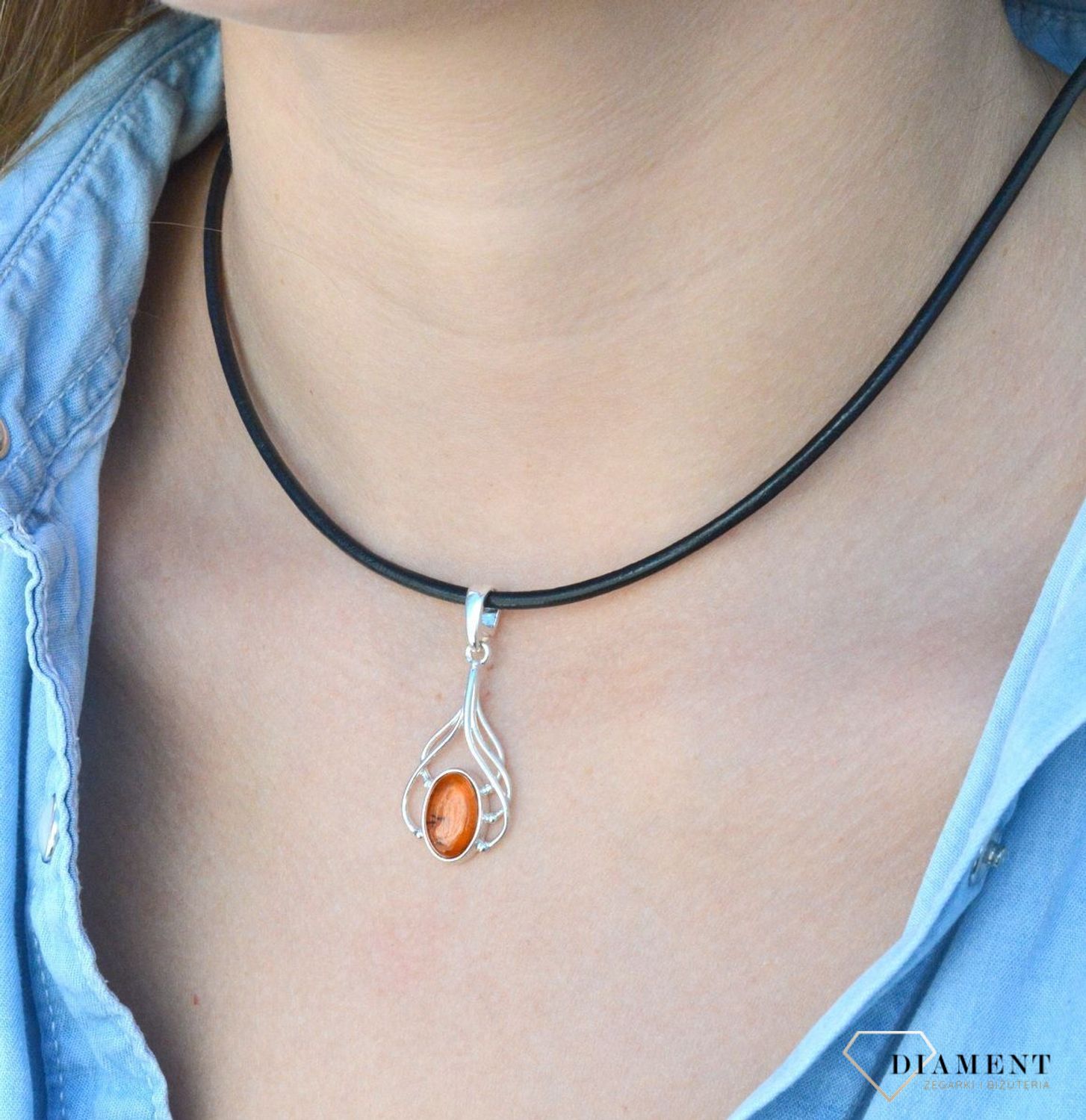 Zawieszka srebrna z owalnym bursztynem bałtyckim DIA-ZAW-7082-925. Srebrna zawieszka do łańcuszka. Zawieszka srebrna z owalnym bursztynem.  Zawieszka z bursztynem. Srebrna zawieszka z kolorowymi bursztynami. Zawieszka na preze.jpg