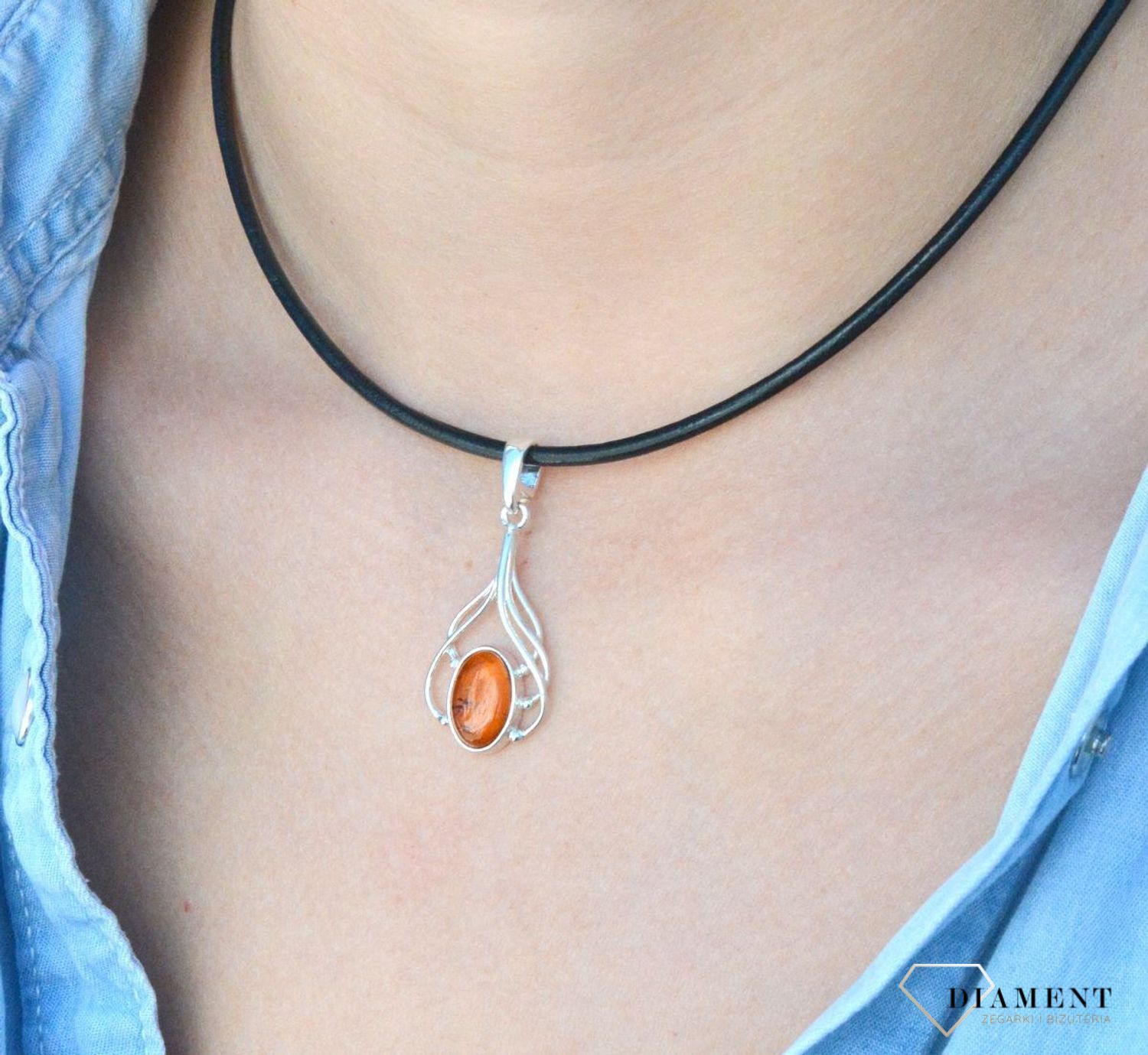 Zawieszka srebrna z owalnym bursztynem bałtyckim DIA-ZAW-7082-925. Srebrna zawieszka do łańcuszka. Zawieszka srebrna z owalnym bursztynem.  Zawieszka z bursztynem. Srebrna zawieszka z kolorowymi bursztynami. Zawieszka na preze.jpg