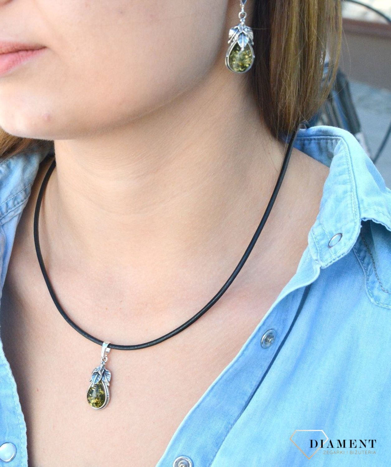 Zawieszka srebrna z zielonym bursztynem DIA-ZAW-7088-925. Srebrna zawieszka do łańcuszka. Zawieszka srebrna z owalnym bursztynem.  Zawieszka z bursztynem. Srebrna zawieszka z kolorowymi bursztynami. Zawieszka na prezent..jpg