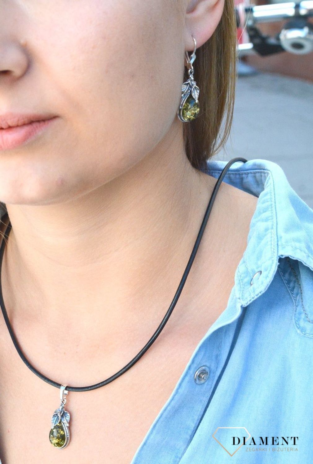 Zawieszka srebrna z zielonym bursztynem DIA-ZAW-7088-925. Srebrna zawieszka do łańcuszka. Zawieszka srebrna z owalnym bursztynem.  Zawieszka z bursztynem. Srebrna zawieszka z kolorowymi bursztynami. Zawieszka na prezent..jpg