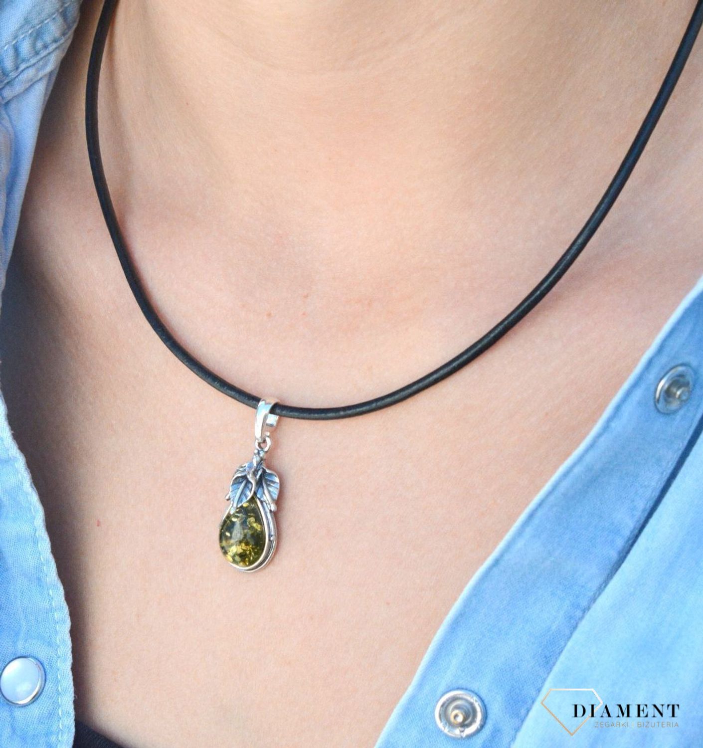 Zawieszka srebrna z zielonym bursztynem DIA-ZAW-7088-925. Srebrna zawieszka do łańcuszka. Zawieszka srebrna z owalnym bursztynem.  Zawieszka z bursztynem. Srebrna zawieszka z kolorowymi bursztynami. Zawieszka na prezent..jpg