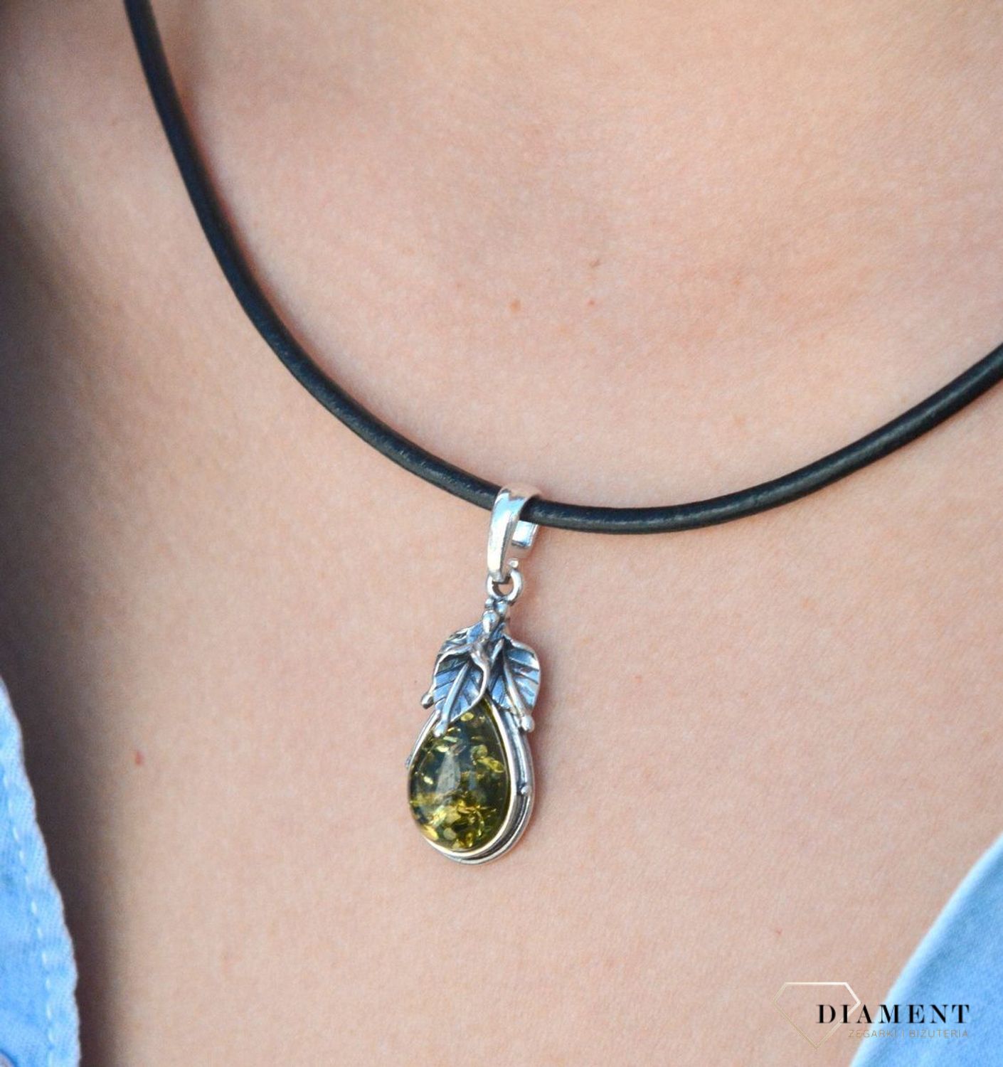 Zawieszka srebrna z zielonym bursztynem DIA-ZAW-7088-925. Srebrna zawieszka do łańcuszka. Zawieszka srebrna z owalnym bursztynem.  Zawieszka z bursztynem. Srebrna zawieszka z kolorowymi bursztynami. Zawieszka na prezent..jpg