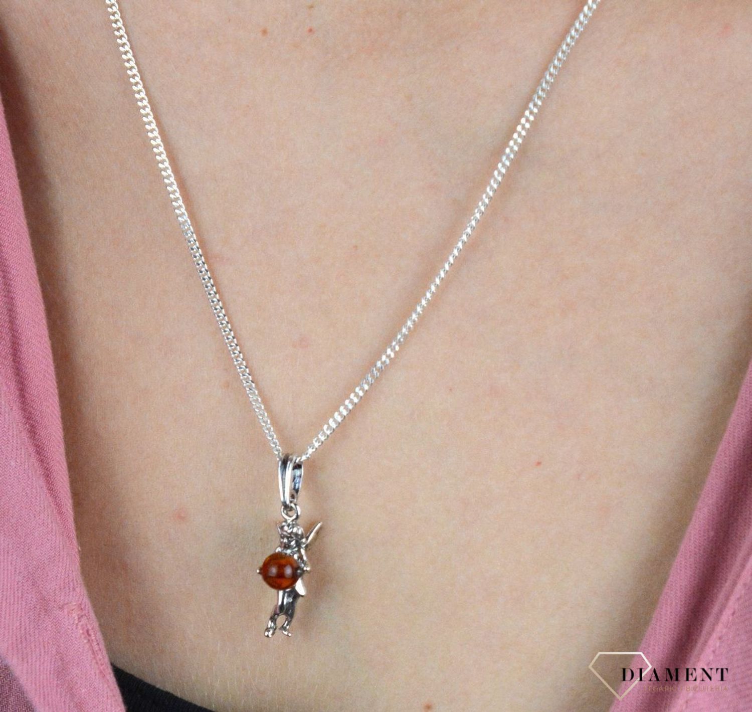 Zawieszka srebrna Aniołek z bursztynową kulą DIA-ZAW-7090-925.  Srebrna zawieszka do łańcuszka. Zawieszka w kształcie aniołka. Srebrna zawieszka anioł. Zawieszka z bursztynem. Srebrna zawieszka z kolorowymi bursztynami. Zawie.jpg