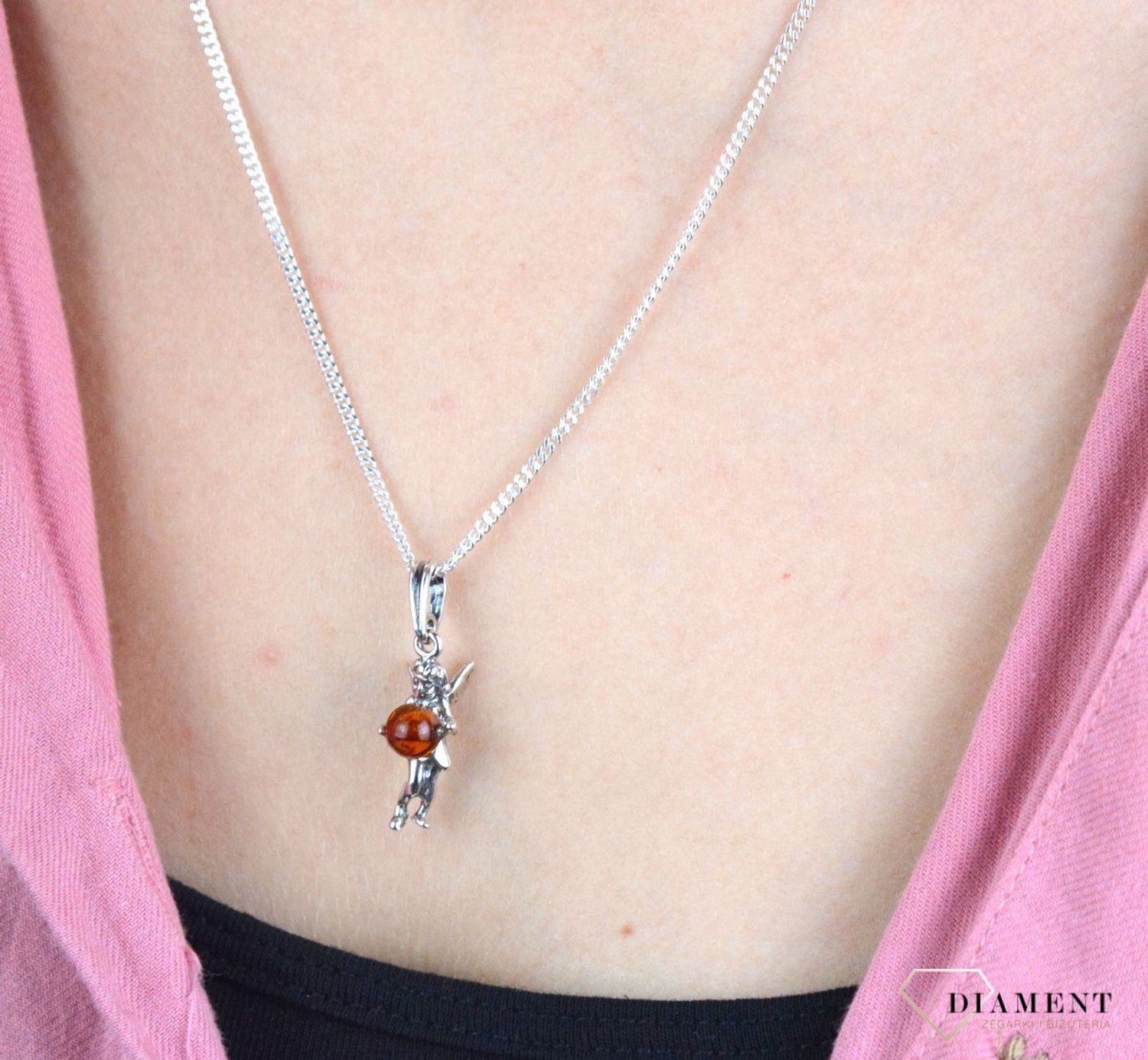Zawieszka srebrna Aniołek z bursztynową kulą DIA-ZAW-7090-925.  Srebrna zawieszka do łańcuszka. Zawieszka w kształcie aniołka. Srebrna zawieszka anioł. Zawieszka z bursztynem. Srebrna zawieszka z kolorowymi bursztynami. Zawie.jpg