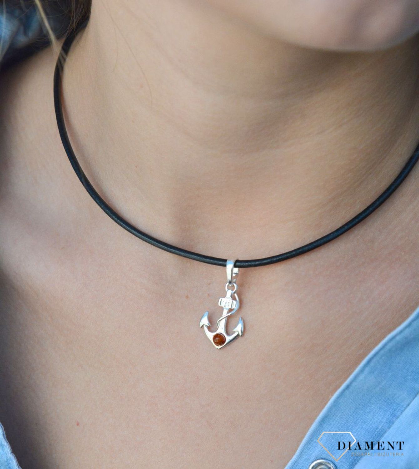 Zawieszka srebrna kotwica z bursztynkiem DIA-ZAW-7091-925. Srebrna zawieszka do łańcuszka. Zawieszka srebrna z bursztynem.  Zawieszka z bursztynem. Srebrna zawieszka z kolorowymi bursztynami. Zawieszka na prezent..jpg