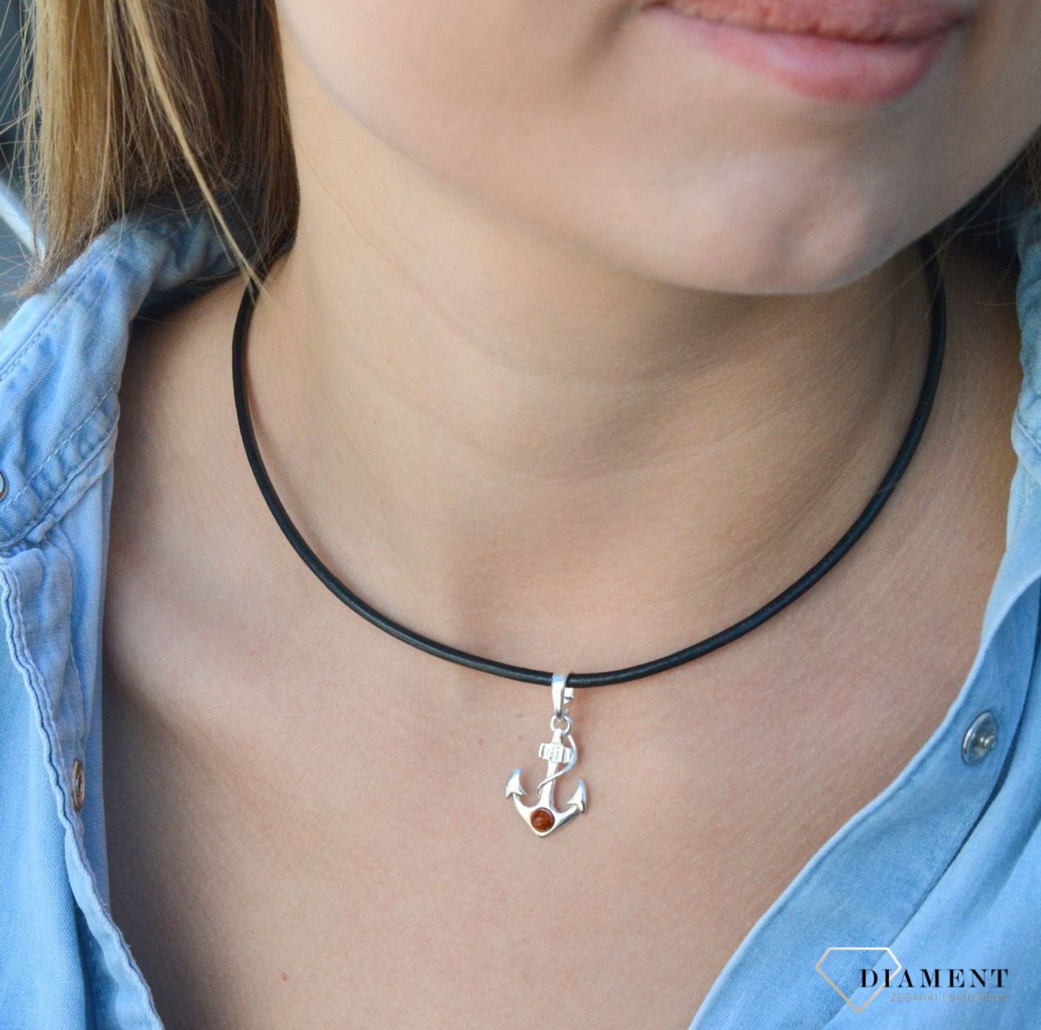 Zawieszka srebrna kotwica z bursztynkiem DIA-ZAW-7091-925. Srebrna zawieszka do łańcuszka. Zawieszka srebrna z bursztynem.  Zawieszka z bursztynem. Srebrna zawieszka z kolorowymi bursztynami. Zawieszka na prezent..jpg