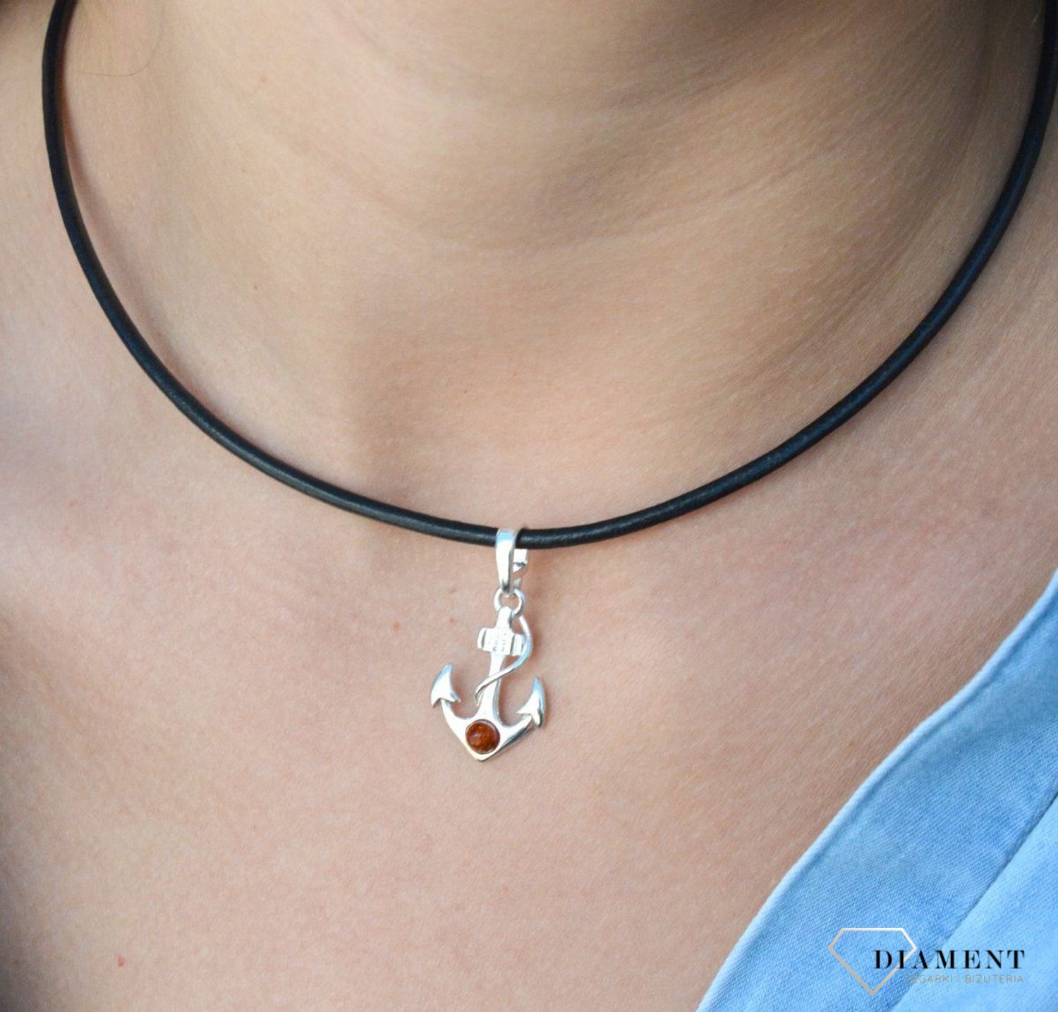 Zawieszka srebrna kotwica z bursztynkiem DIA-ZAW-7091-925. Srebrna zawieszka do łańcuszka. Zawieszka srebrna z bursztynem.  Zawieszka z bursztynem. Srebrna zawieszka z kolorowymi bursztynami. Zawieszka na prezent..jpg