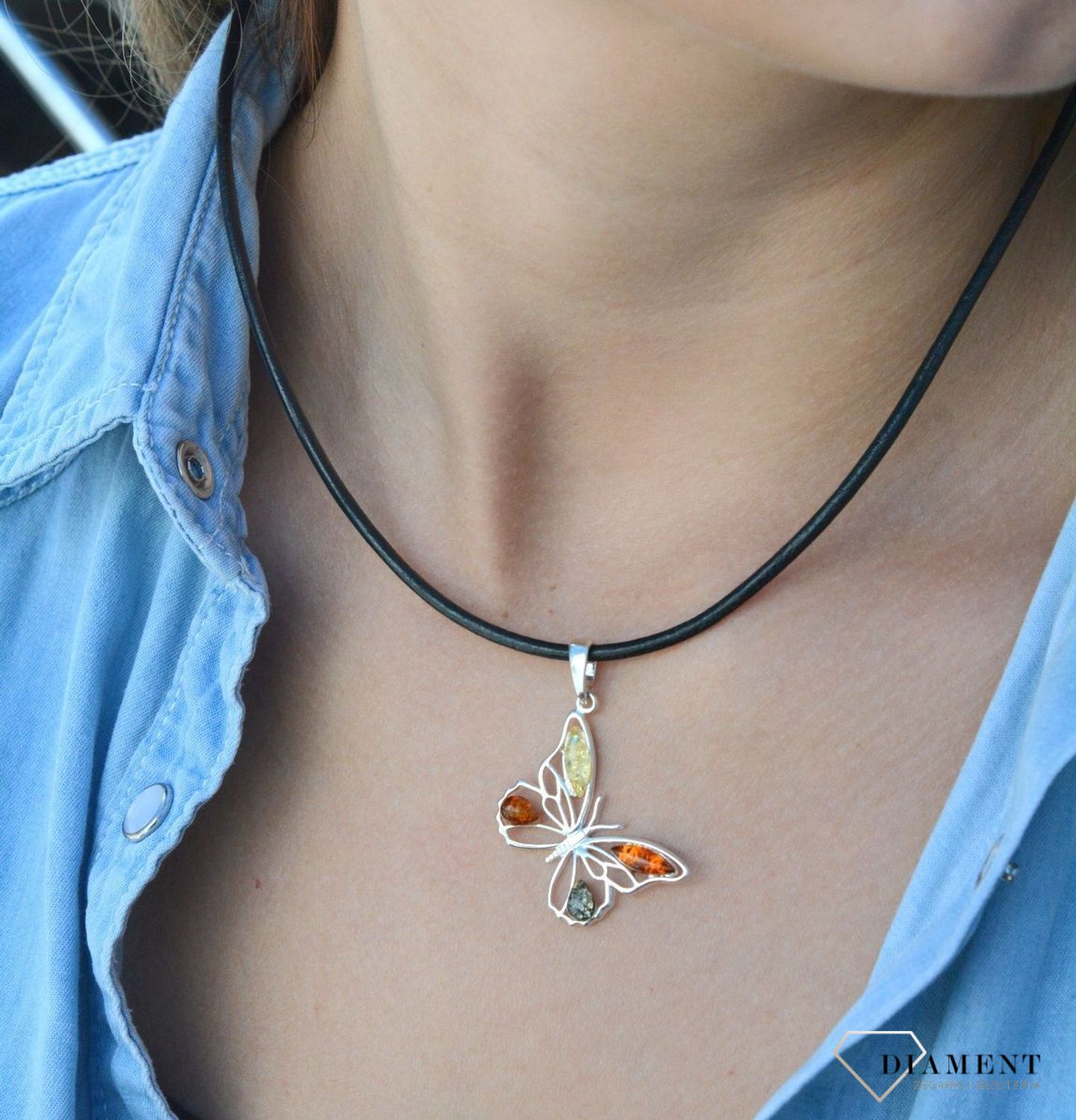 Zawieszka srebrna Bursztynowy motylek DIA-ZAW-7093-925. Srebrna zawieszka do łańcuszka. Zawieszka w kształcie motyla. Srebrna zawieszka motyl. Zawieszka z bursztynem. Srebrna zawieszka z kolorowymi bursztynami. Zawieszka na p.jpg