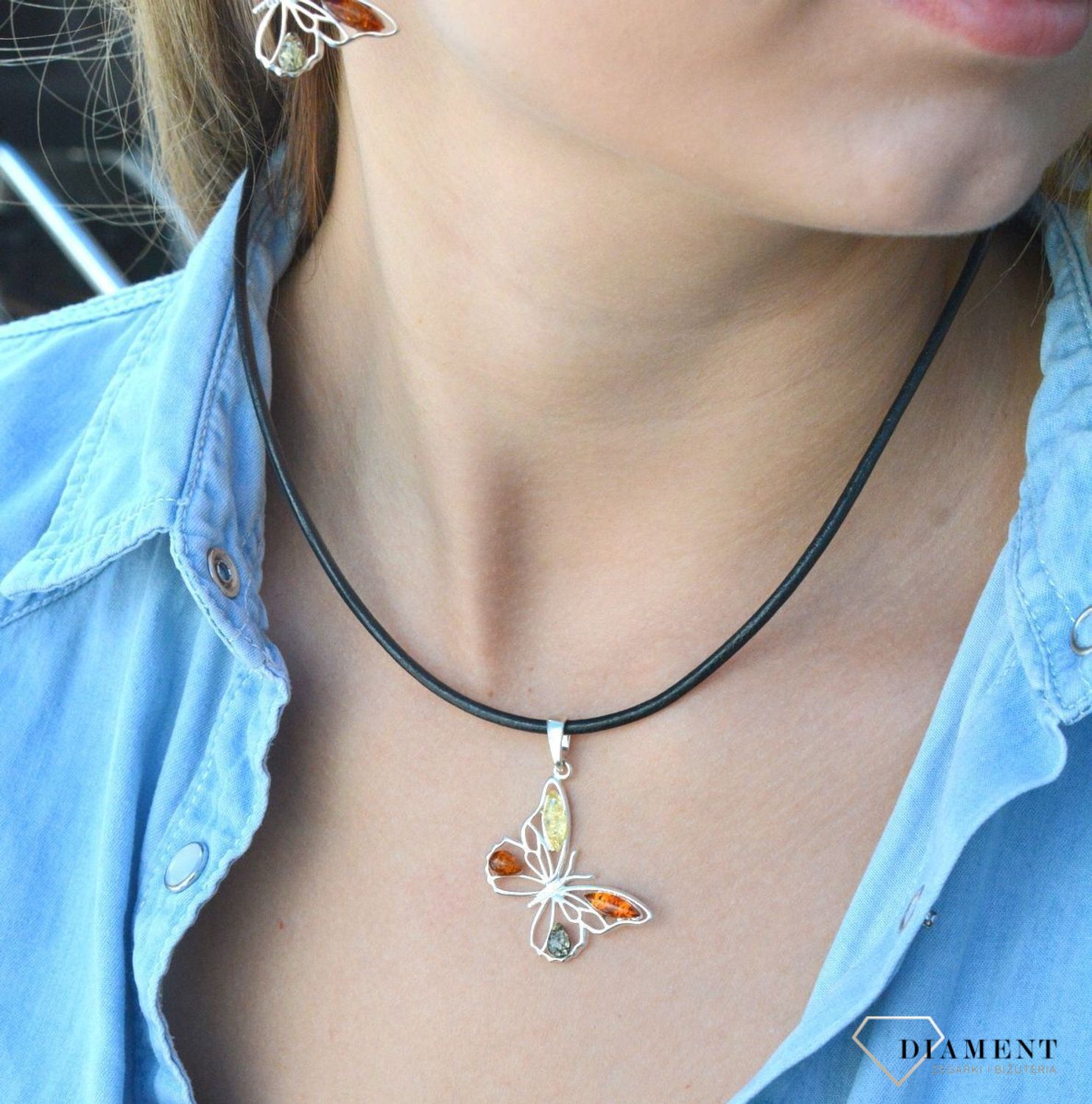 Zawieszka srebrna Bursztynowy motylek DIA-ZAW-7093-925. Srebrna zawieszka do łańcuszka. Zawieszka w kształcie motyla. Srebrna zawieszka motyl. Zawieszka z bursztynem. Srebrna zawieszka z kolorowymi bursztynami. Zawieszka na p.jpg