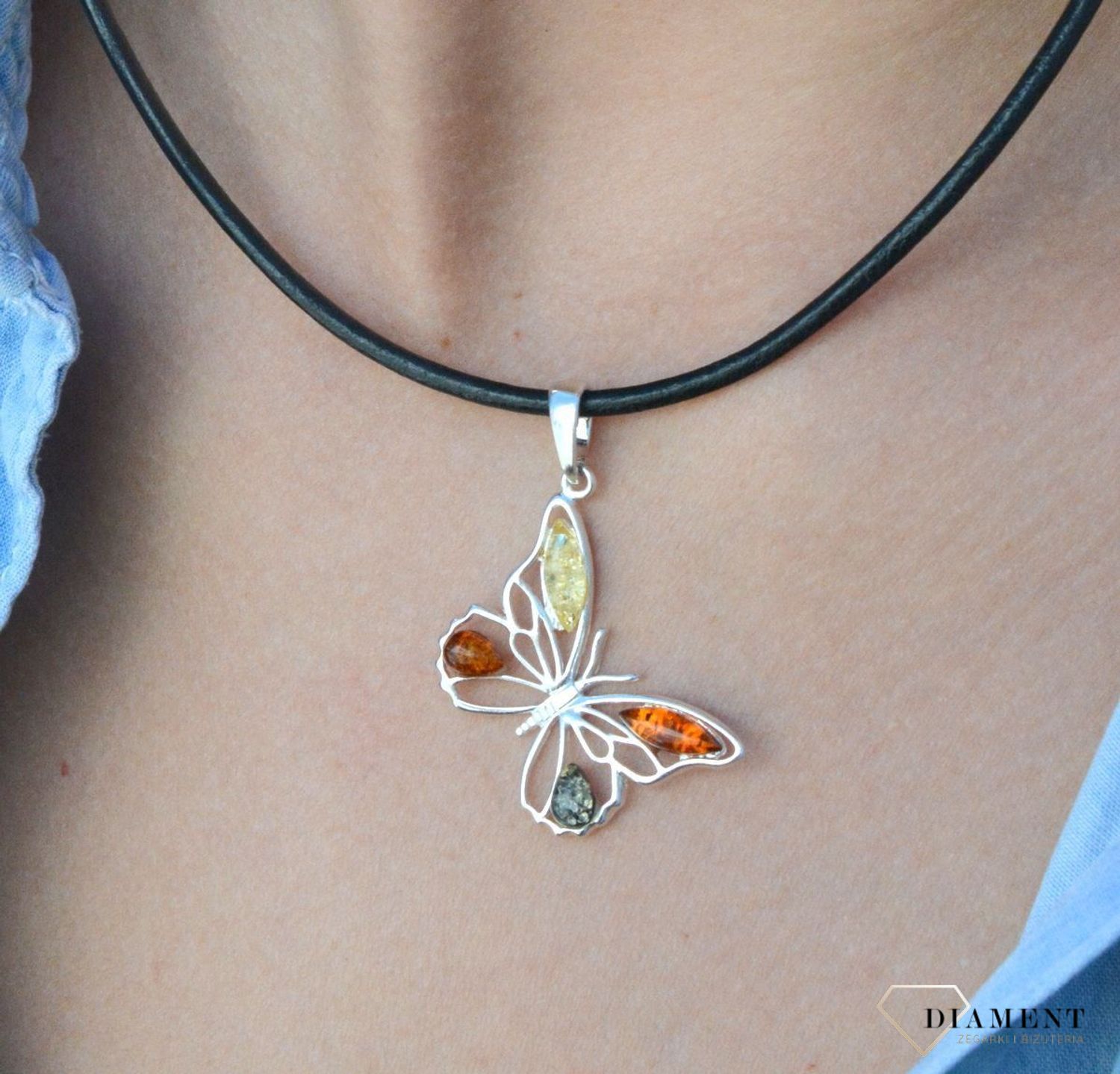 Zawieszka srebrna Bursztynowy motylek DIA-ZAW-7093-925. Srebrna zawieszka do łańcuszka. Zawieszka w kształcie motyla. Srebrna zawieszka motyl. Zawieszka z bursztynem. Srebrna zawieszka z kolorowymi bursztynami. Zawieszka na p.jpg