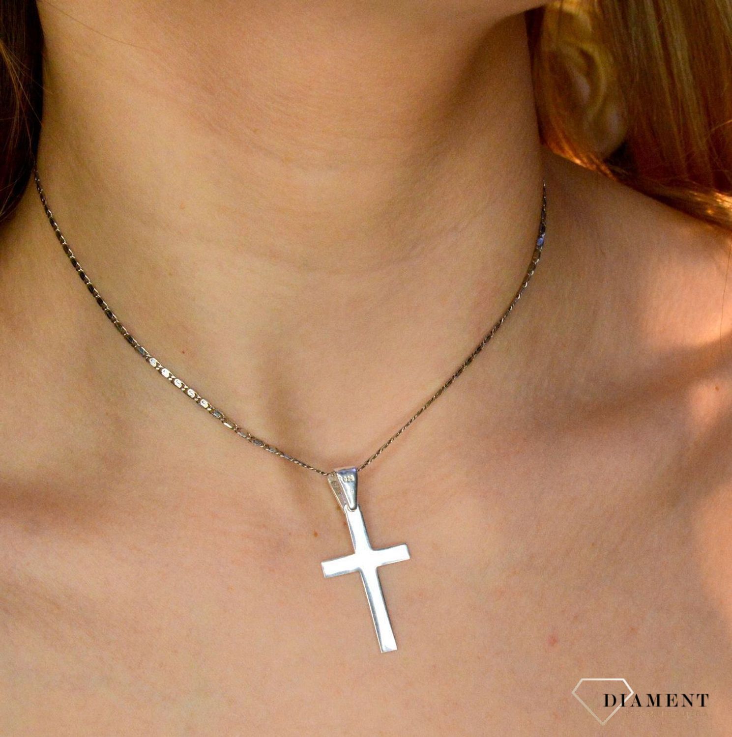 Srebrna zawieszka Krzyżyk 3 cm DIA-ZAW-71104-925. W naszej ofercie dostępne są łańcuszki, które razem z subtelnym wisiorkiem stanowią idealne zestawienie na każdą okazję. Waga około 2,40 gram. Długość krzyżyka wynosi 3 cm.jpg