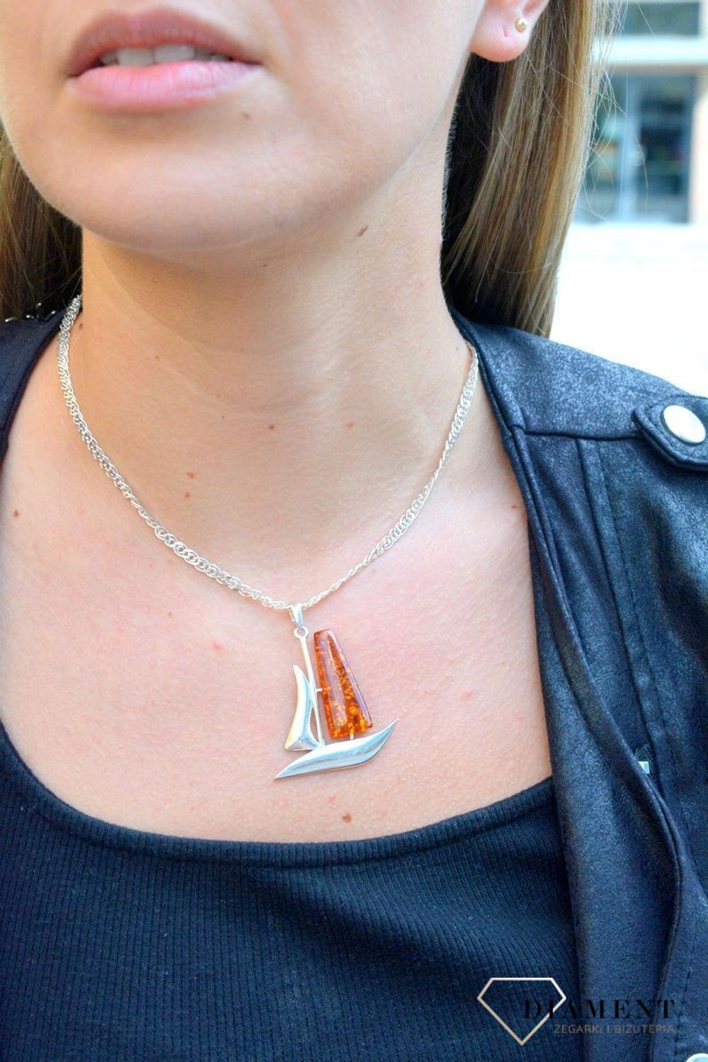 Zawieszka w kształcie łódki z bursztynem DIA-ZAW-7121-925. Bursztyn wprawiono w najwyższej jakości srebro o próbie 925, kruszec od wielu setek lat symbolizujący głębię emocjonalną, duchowość i żeńską energię.jpg