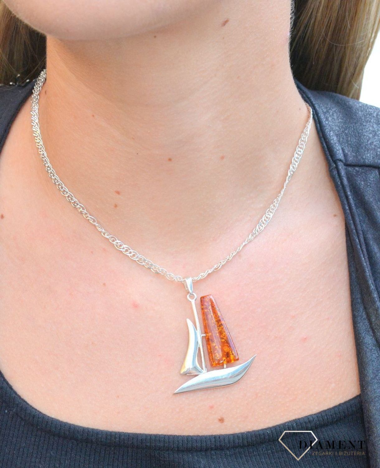 Zawieszka w kształcie łódki z bursztynem DIA-ZAW-7121-925. Bursztyn wprawiono w najwyższej jakości srebro o próbie 925, kruszec od wielu setek lat symbolizujący głębię emocjonalną, duchowość i żeńską energię.jpg