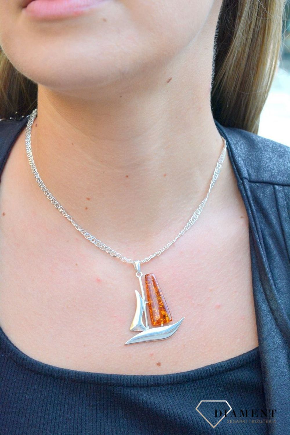 Zawieszka w kształcie łódki z bursztynem DIA-ZAW-7121-925. Bursztyn wprawiono w najwyższej jakości srebro o próbie 925, kruszec od wielu setek lat symbolizujący głębię emocjonalną, duchowość i żeńską energię.jpg