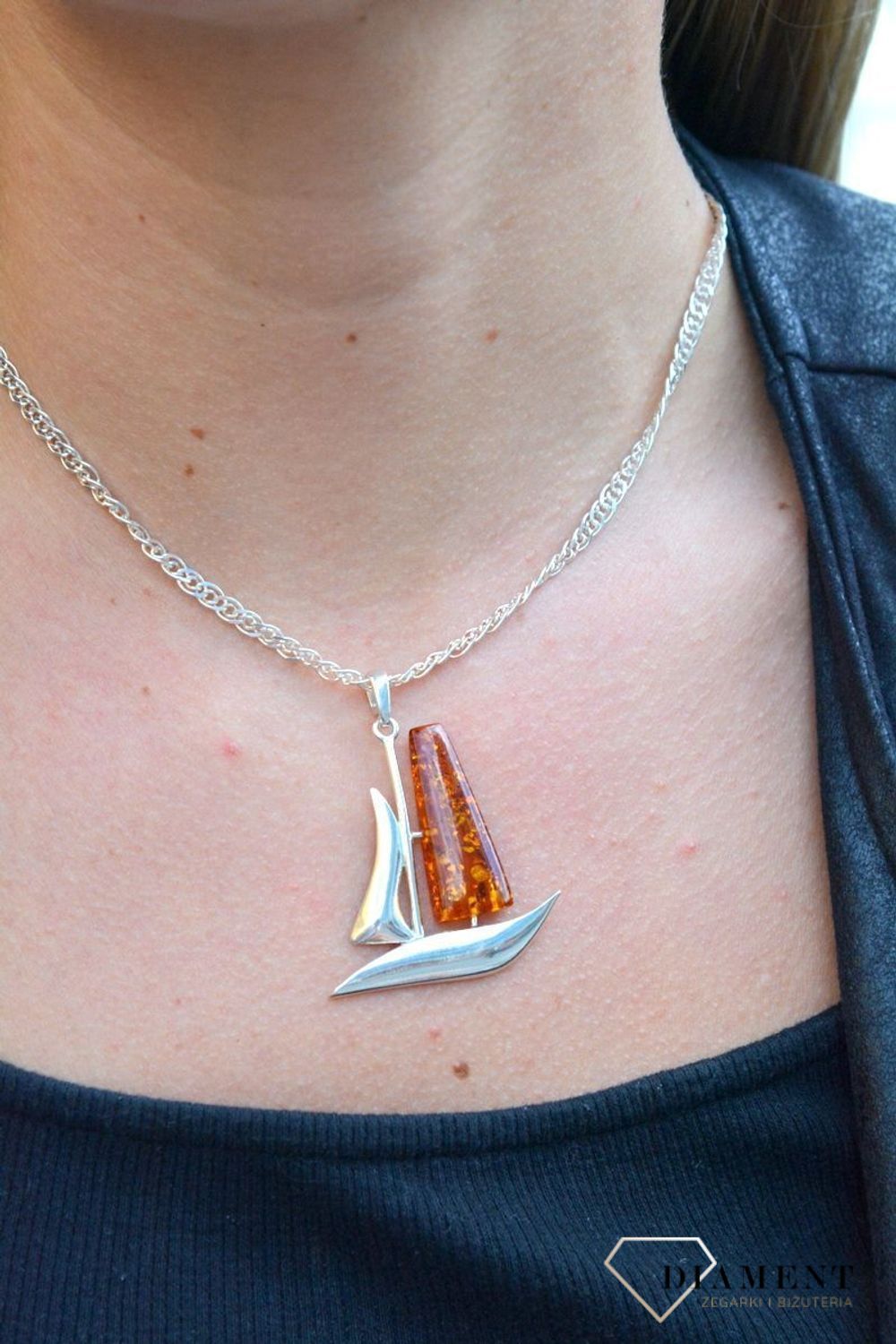 Zawieszka w kształcie łódki z bursztynem DIA-ZAW-7121-925. Bursztyn wprawiono w najwyższej jakości srebro o próbie 925, kruszec od wielu setek lat symbolizujący głębię emocjonalną, duchowość i żeńską energię.jpg