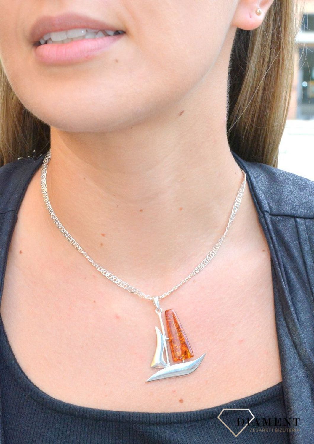 Zawieszka w kształcie łódki z bursztynem DIA-ZAW-7121-925. Bursztyn wprawiono w najwyższej jakości srebro o próbie 925, kruszec od wielu setek lat symbolizujący głębię emocjonalną, duchowość i żeńską energię.jpg