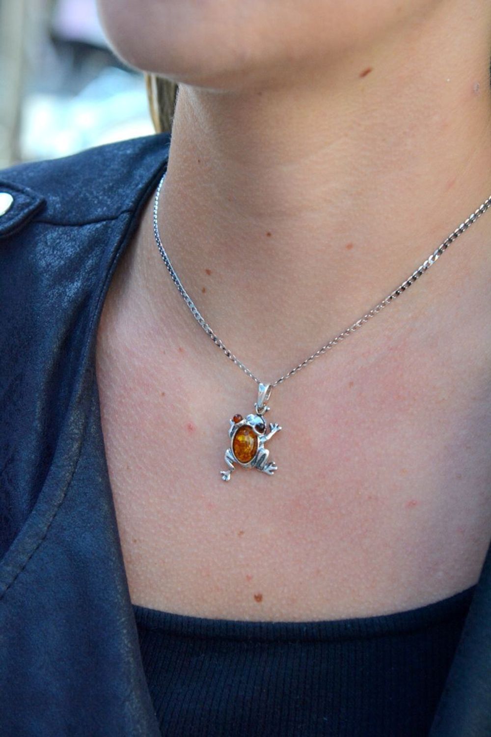 Zawieszka srebrna żaba z bursztynem DIA-ZAW-7123-925. Bursztyn wprawiono w najwyższej jakości srebro o próbie 925, kruszec od wielu setek lat symbolizujący głębię emocjonalną, duchowość i żeńską energię.jpg